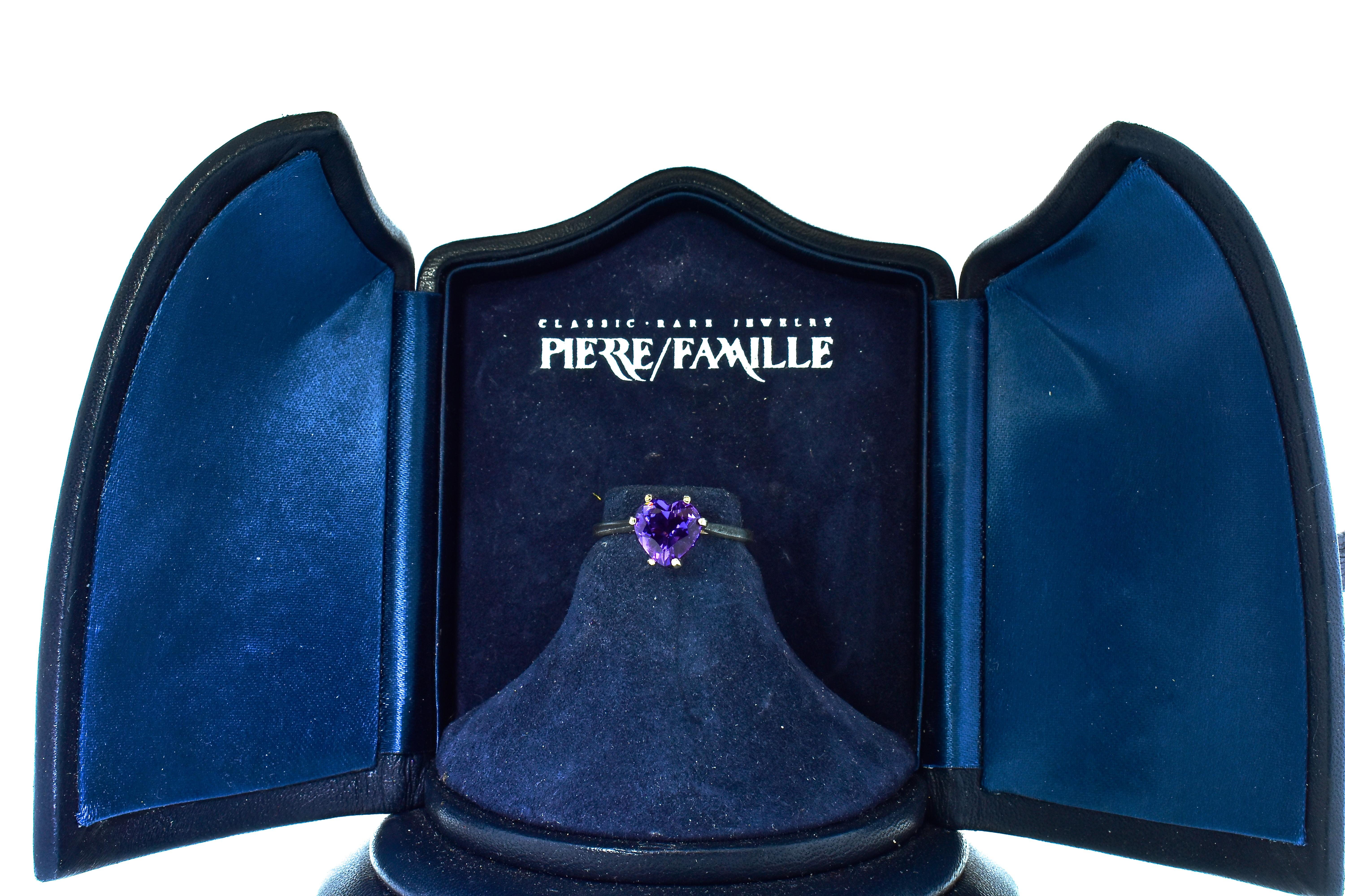 Anello in ametista e oro bianco con al centro una bella ametista viola vivida a forma di cuore In condizioni ottime in vendita a Aspen, CO