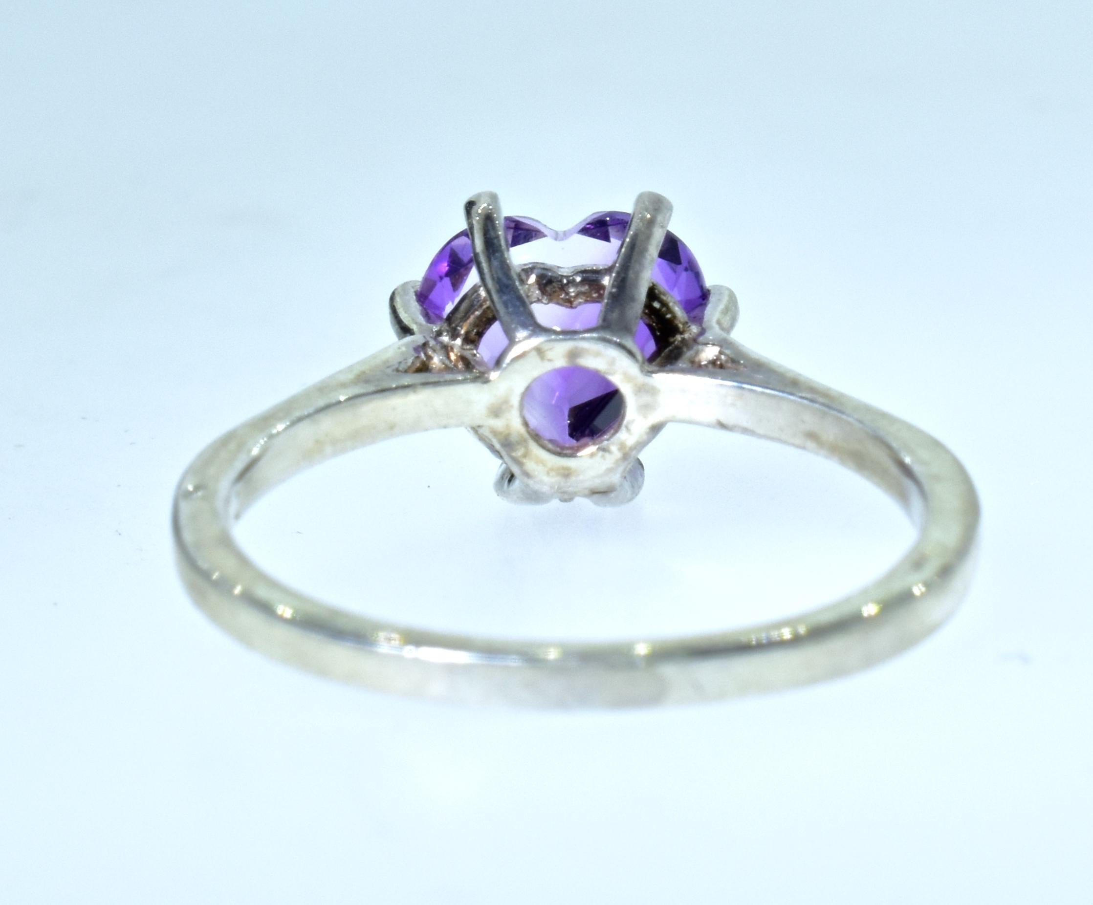 da uomo o donna Anello in ametista e oro bianco con al centro una bella ametista viola vivida a forma di cuore in vendita