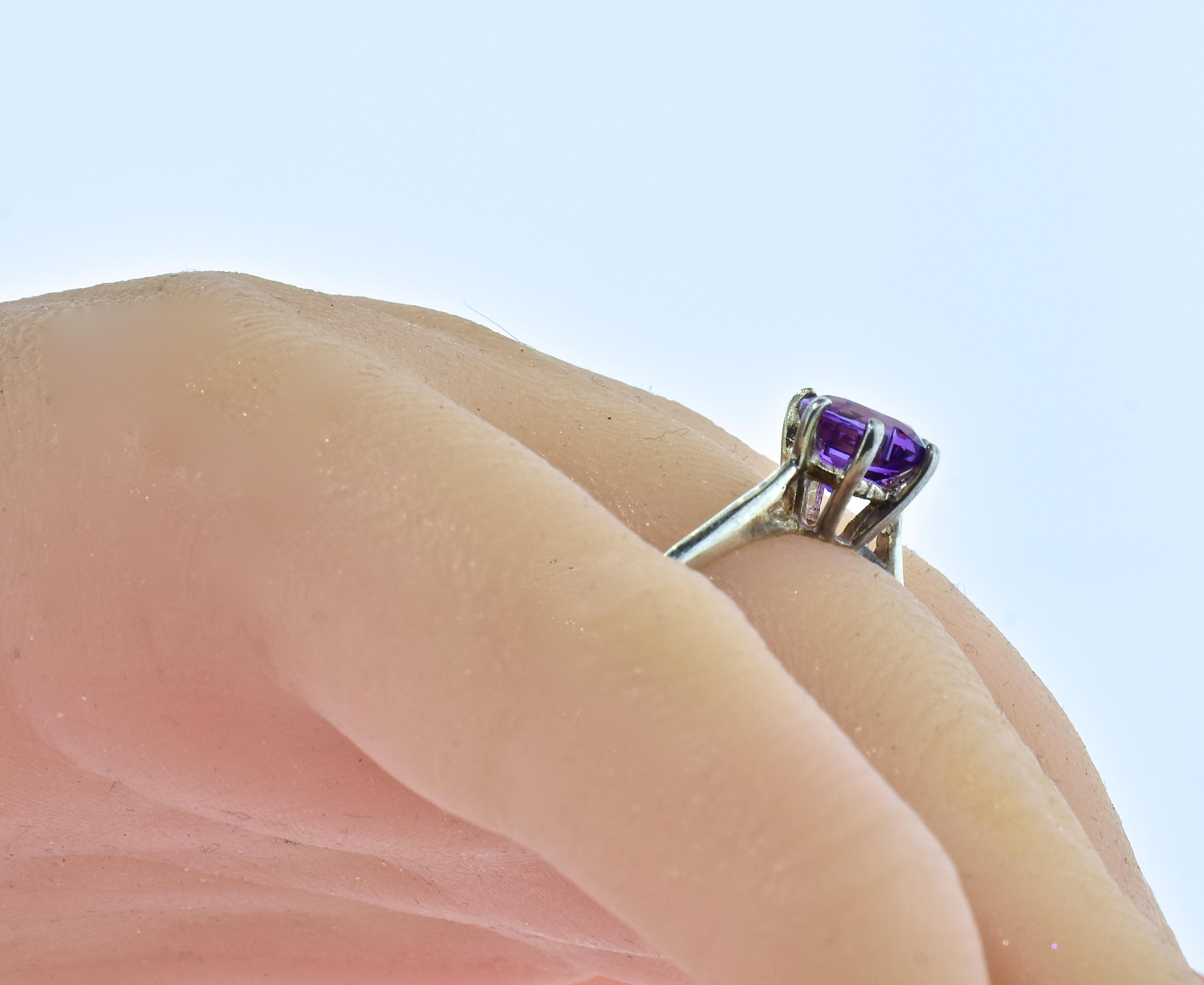 Anello in ametista e oro bianco con al centro una bella ametista viola vivida a forma di cuore in vendita 1