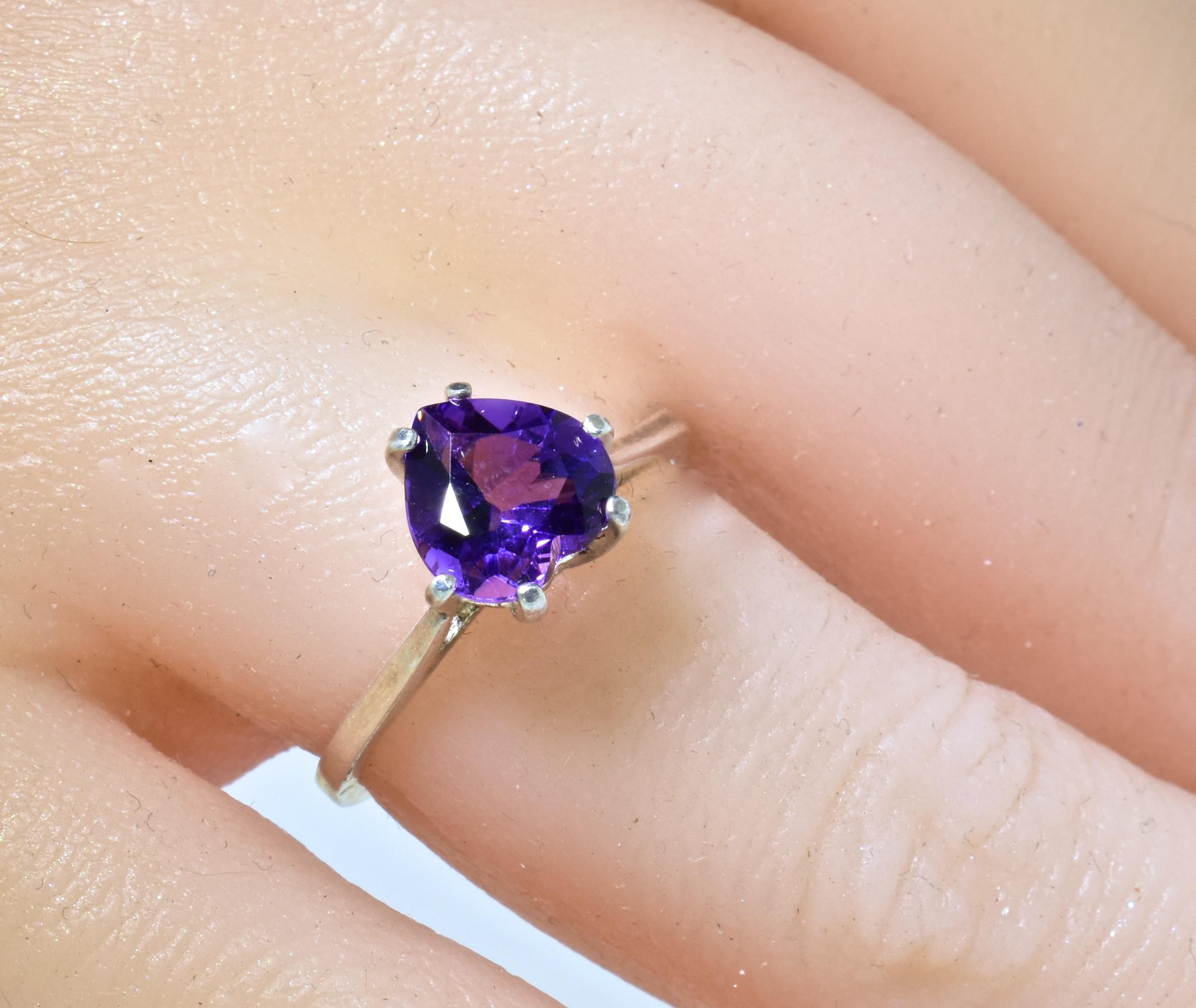 Anello in ametista e oro bianco con al centro una bella ametista viola vivida a forma di cuore in vendita 2