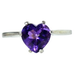 Ring aus Amethyst und Weißgold mit feinem herzförmigem, lebhaftem lila Amethyst