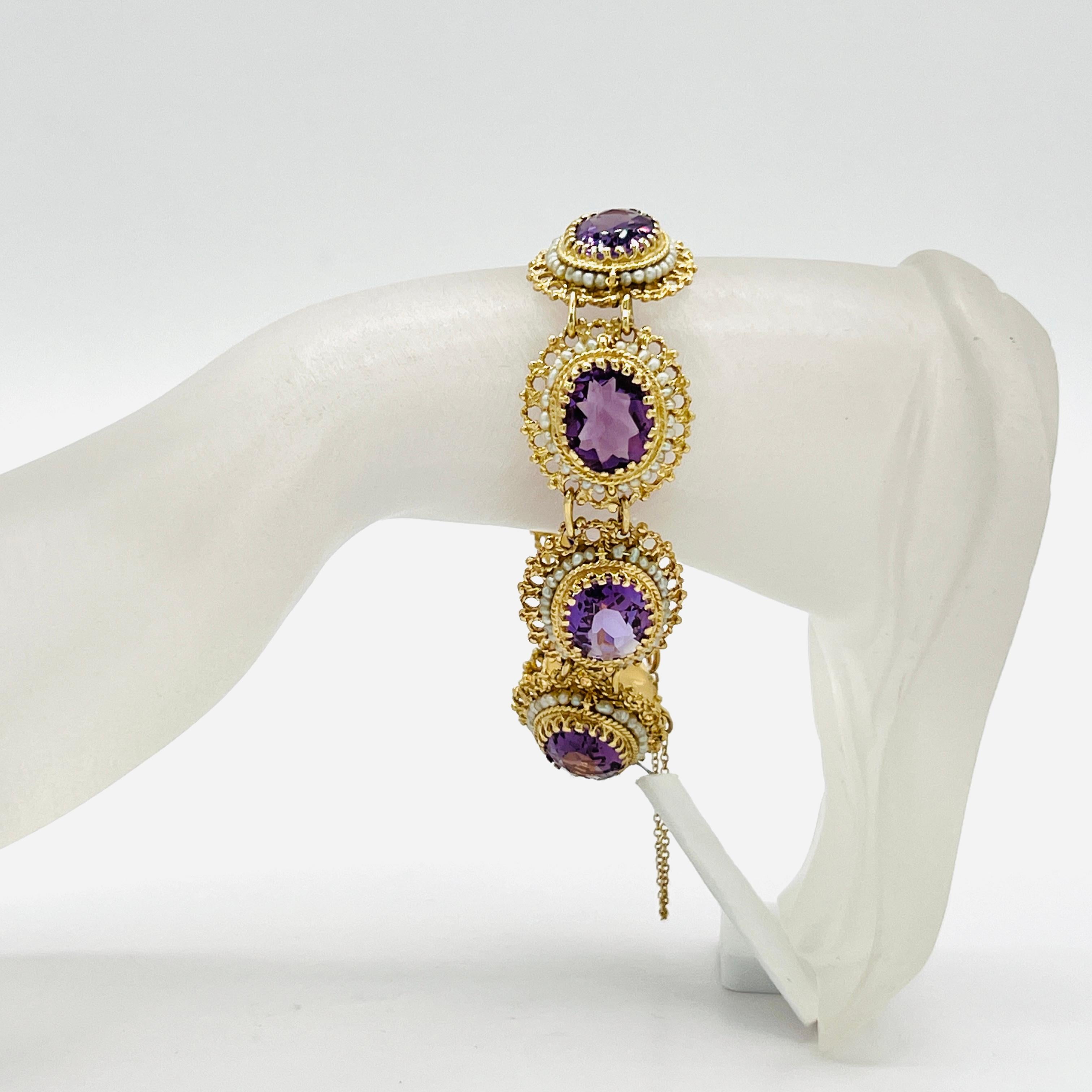 Magnifique ovale de 8 améthystes et perles blanches dans une monture en or jaune 14k faite à la main.  La longueur est de 7