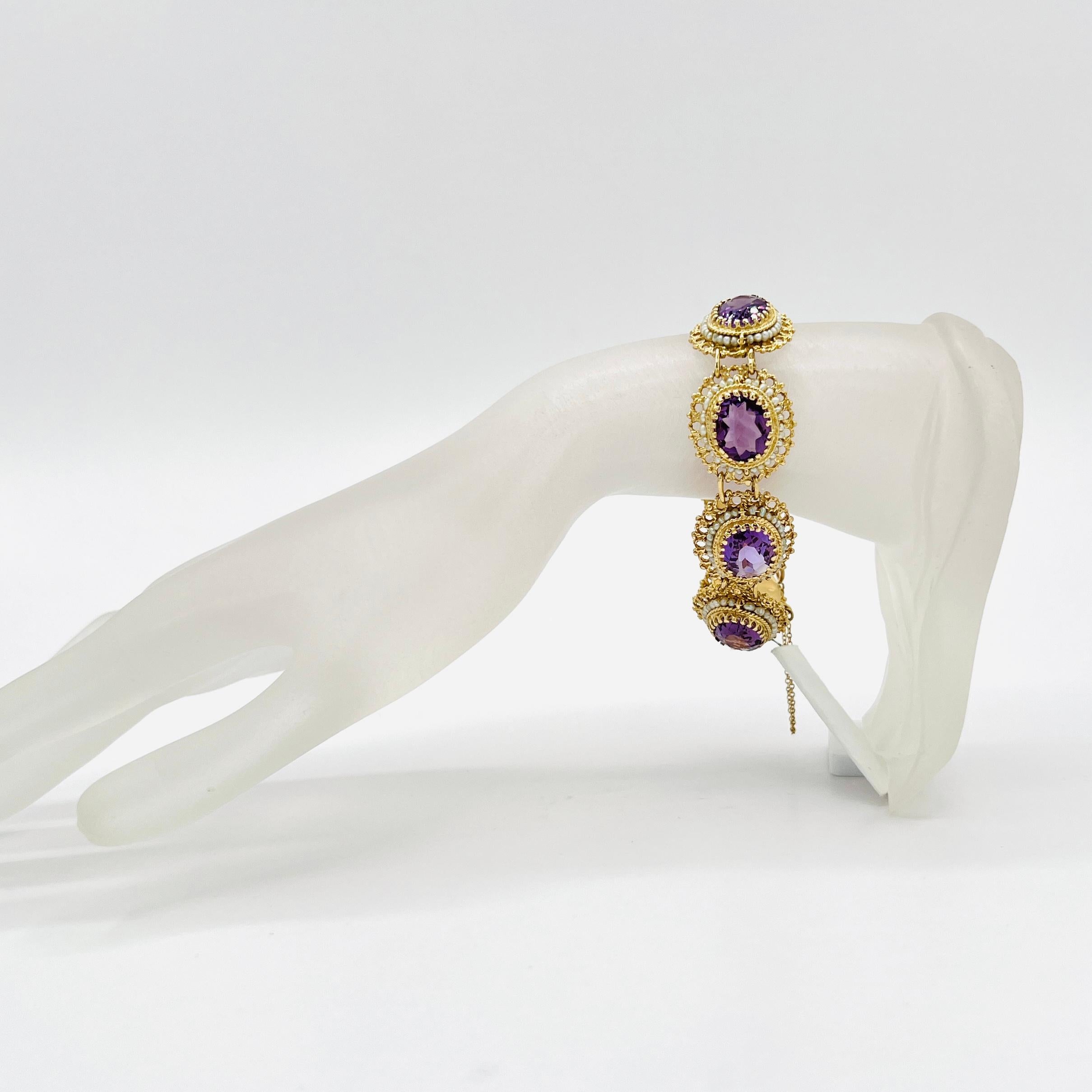 Taille ovale Bracelet d'améthystes et de perles blanches en or jaune 14 carats en vente