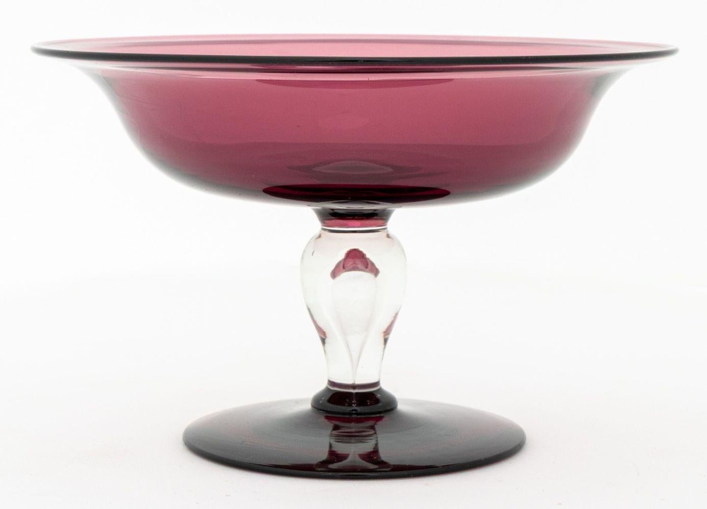 Satz von drei Amethyst-Art-Glasgeschirr-Artikeln, ein Stielkompott mit aufgeweitetem Rand, eine Mittelstück-Schale mit aufgeweitetem Rand und eine Klarglasvase mit amethystfarbenem Rand, jeweils offensichtlich unmarkiert. Mittelstück: 4,5