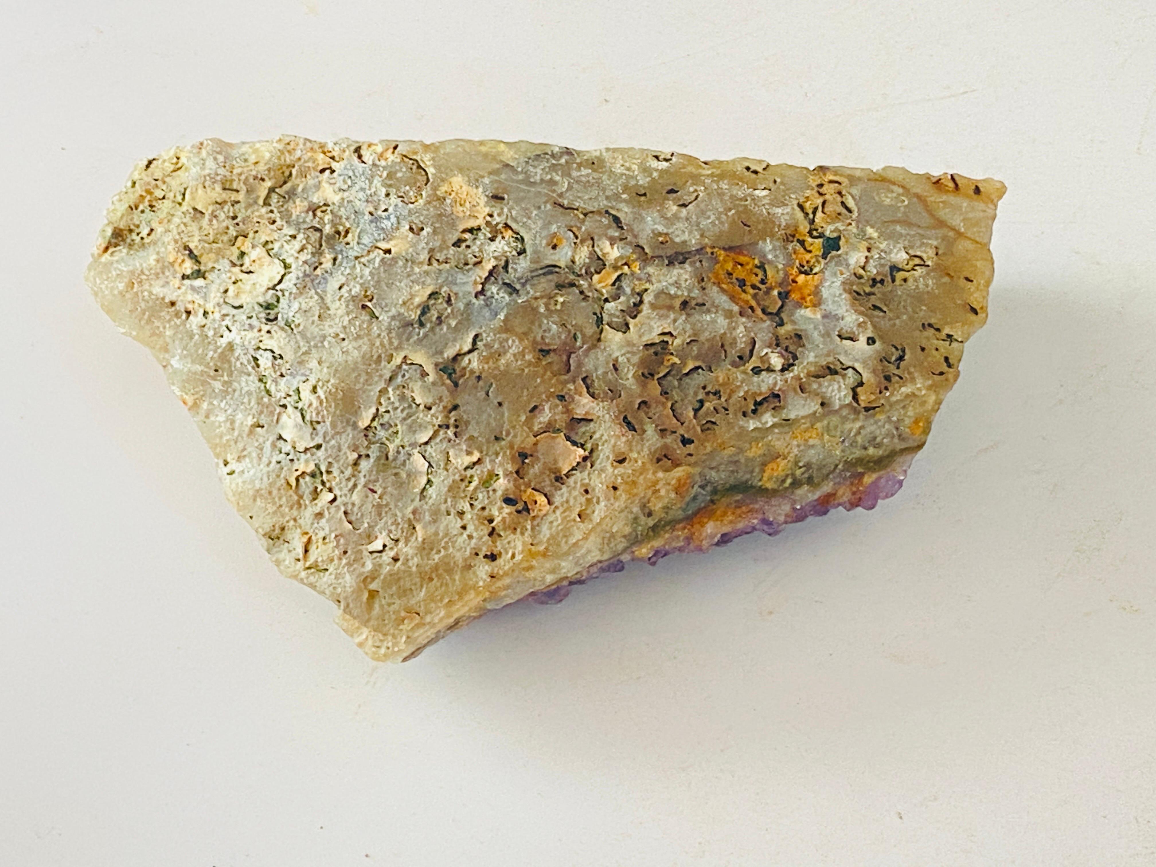 Dieser Artikel ist durch seine ausgewogene Form und den Glanz des Steins etwas Besonderes. Dies ist ein Amethyst Irrläufer oder Vide-poche aus Afrika, um 1960.
Die Farbe ist lila.