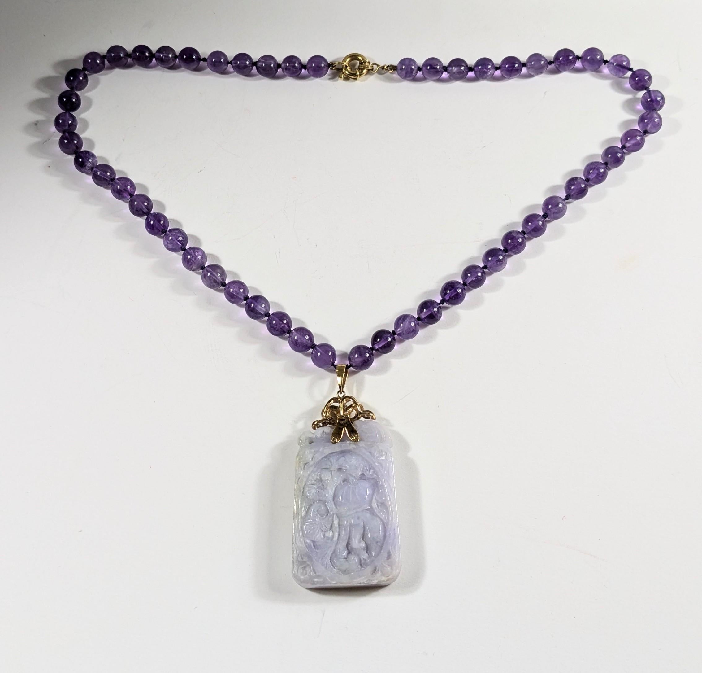Contemporain Collier de perles d'améthyste avec pendentif en jade, or jaune et diamant en vente