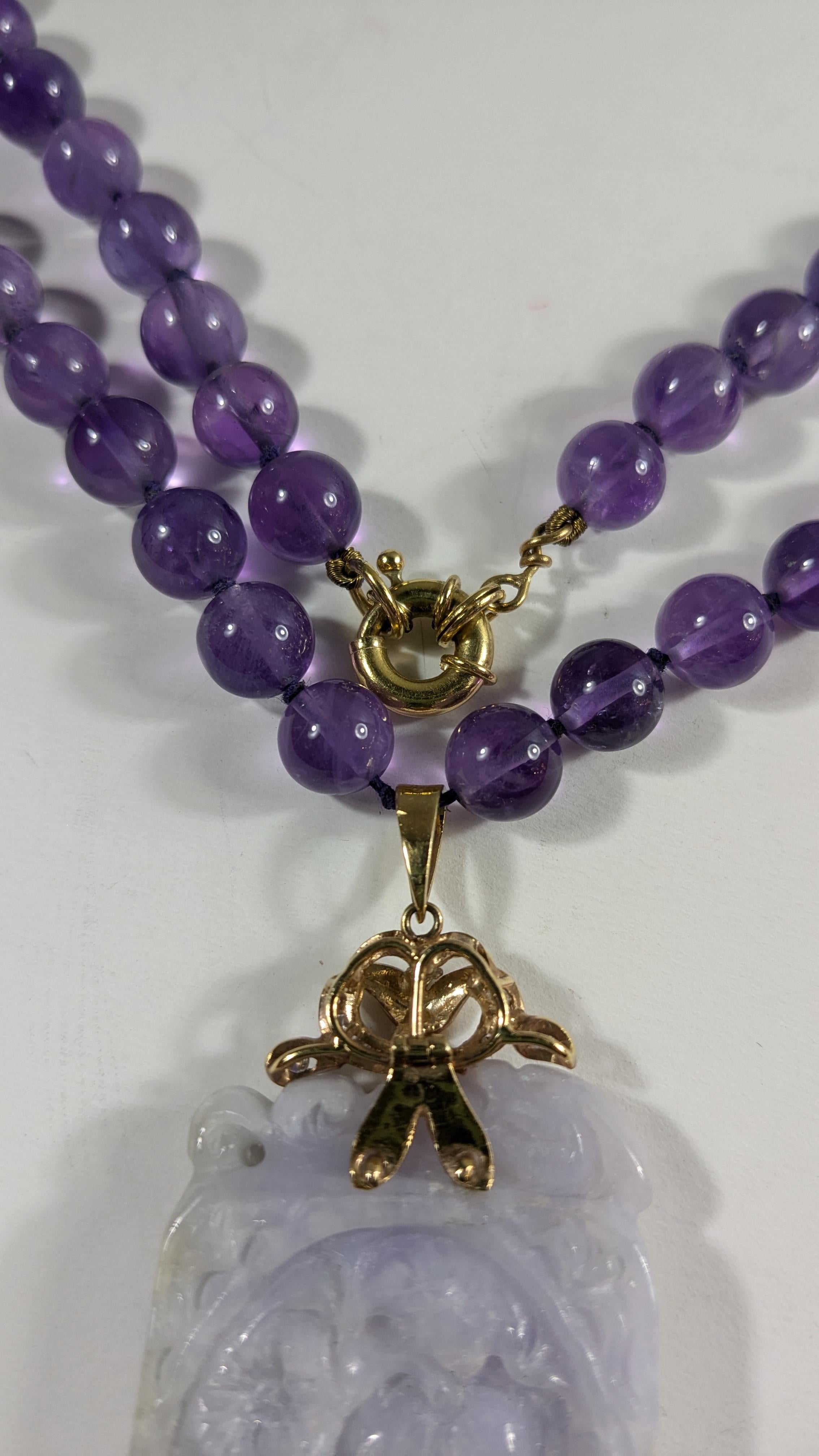 Collier de perles d'améthyste avec pendentif en jade, or jaune et diamant en vente 2