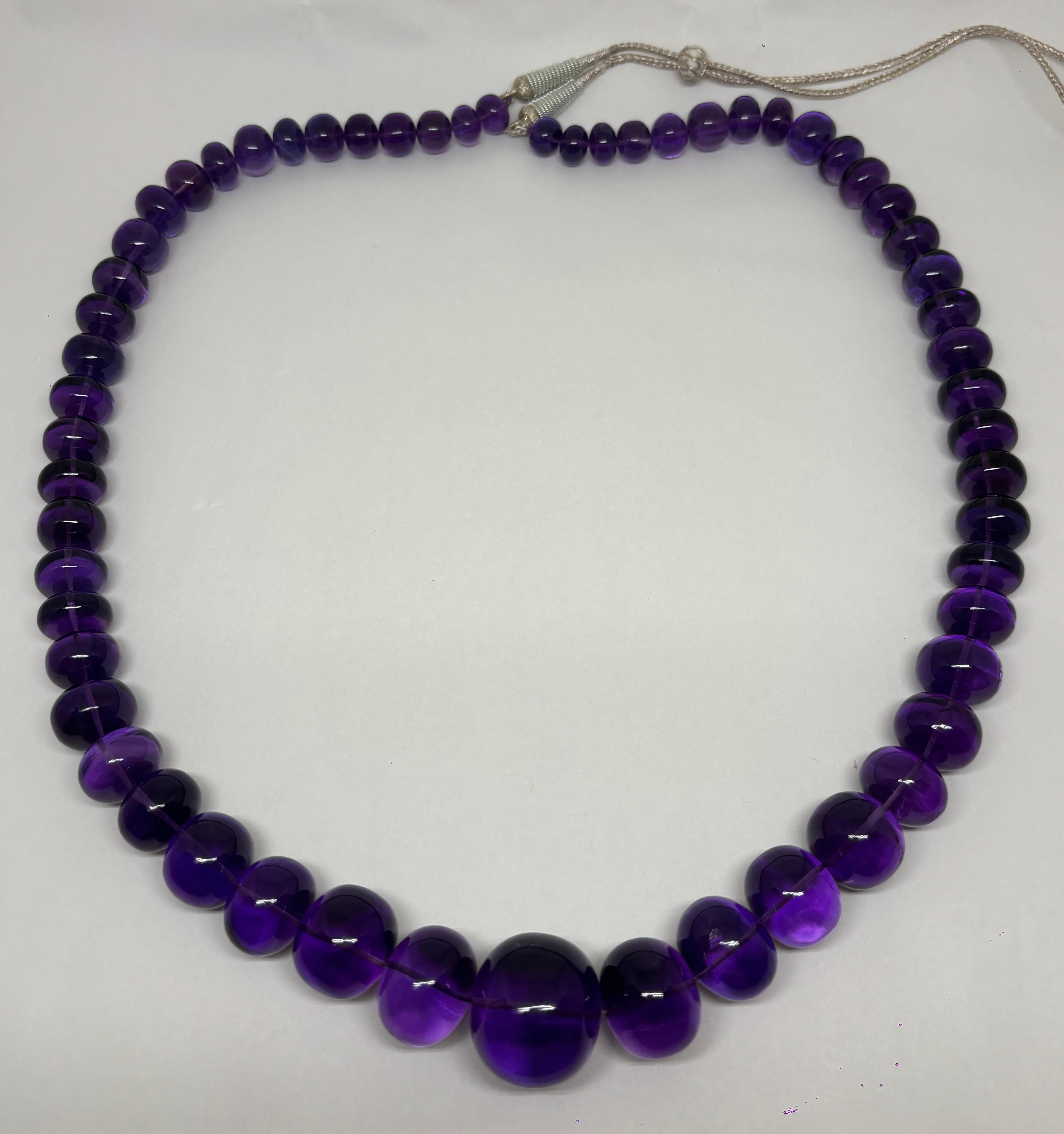 Fai colpo con questa audace collana di 30 pollici realizzata con 1.722 carati di ricche perle di ametista africana, ognuna delle quali irradia profonde sfumature viola che simboleggiano la calma e la crescita spirituale. 

Conosciuta per le sue