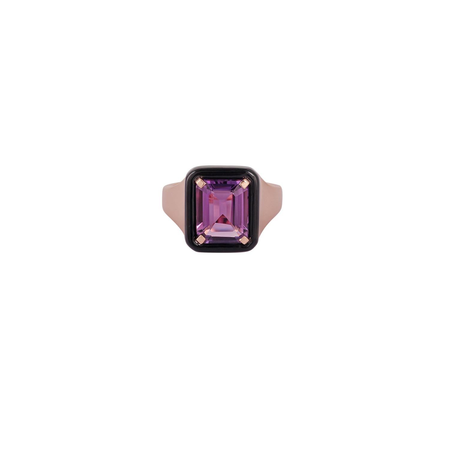 This is an elegant ring studded in 18k yellow gold with 1 piece of octagon shaped amethyst weight 5.71 carat surrounded by the frame of black onyx weight 2.32 carat, this entire ring studded in 18k yellow gold weight 4.98 grams, ring size can be