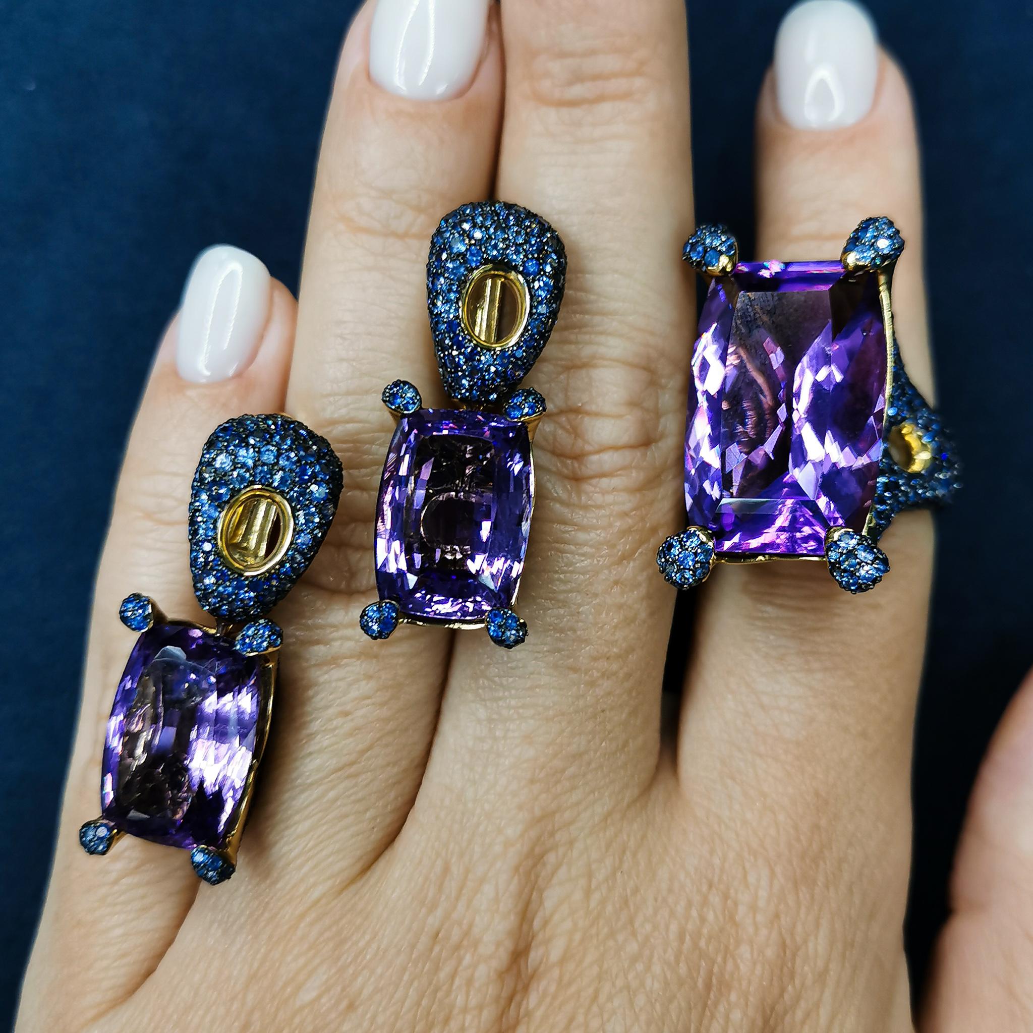 Amethyst Blue Sapphires 18 Karat Yellow Gold Suite
Highlighting an Amethyst and Blue Sapphires are mounted on an 18 Karat Gold lined with black rhodium. It displays a riveting interplay of contrast surfaces with the finest gemstones. Delicate color