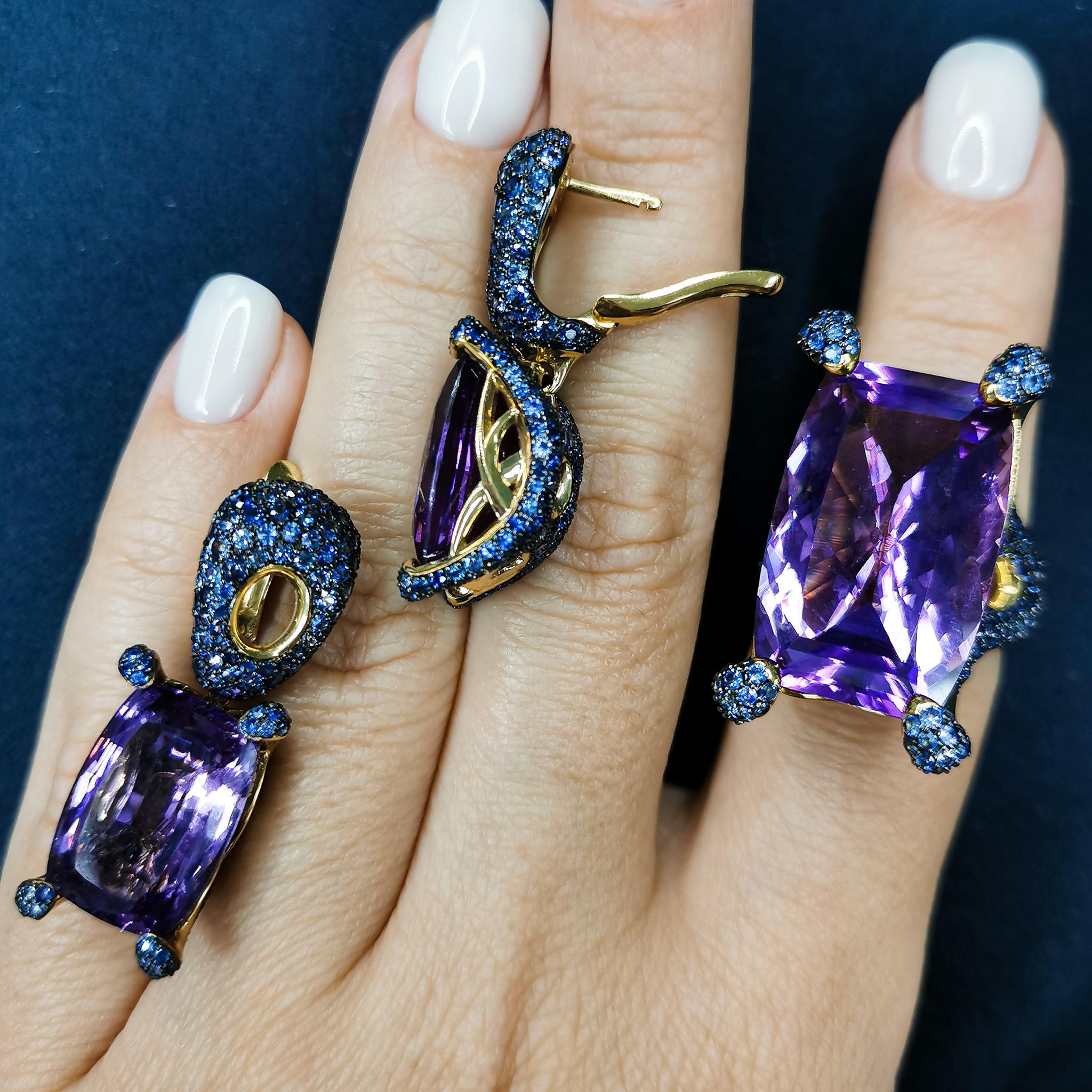 Suite aus 18 Karat Gelbgold mit Amethyst, blauen Saphiren und Saphiren im Zustand „Neu“ im Angebot in Bangkok, TH