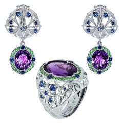 Suite gothique en or blanc 18 carats avec améthystes, saphirs bleus et tsavorites