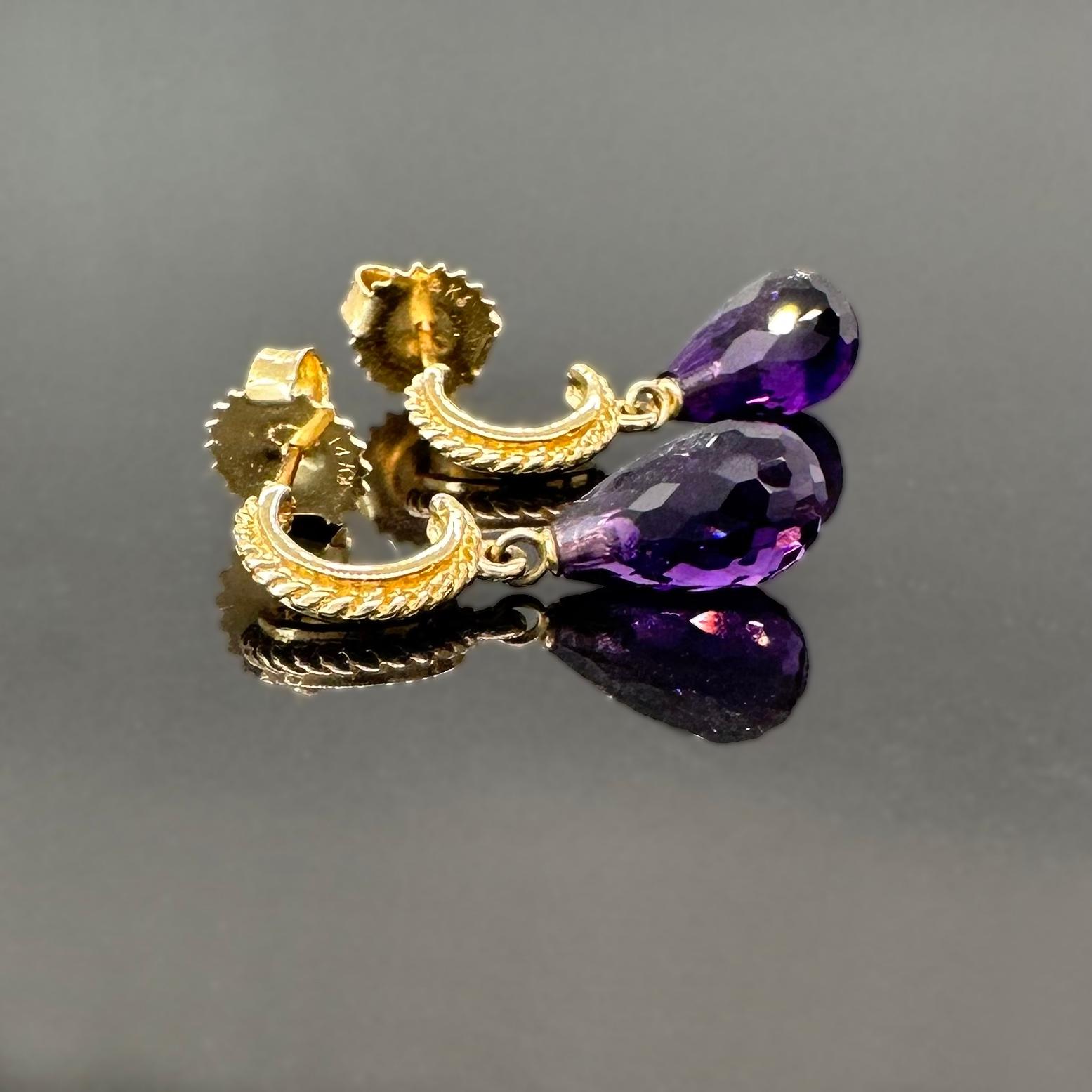 Des briolettes d'améthyste étincelantes d'un violet royal profond sont suspendues à des demi-cercles de fil d'or jaune 14k torsadé, recyclé à partir d'un ensemble vintage de simples anneaux. Ensemble, ces éléments créent un ensemble de boucles