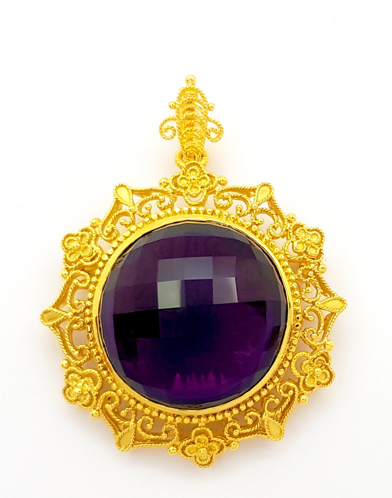 Amethyst 75.37 carats Brooch/Pendant set in 18K Gold Settings
(chain not included)

Width: 4.5 cm 
Length: 6.0 cm
Total Weight: 41.98 grams

