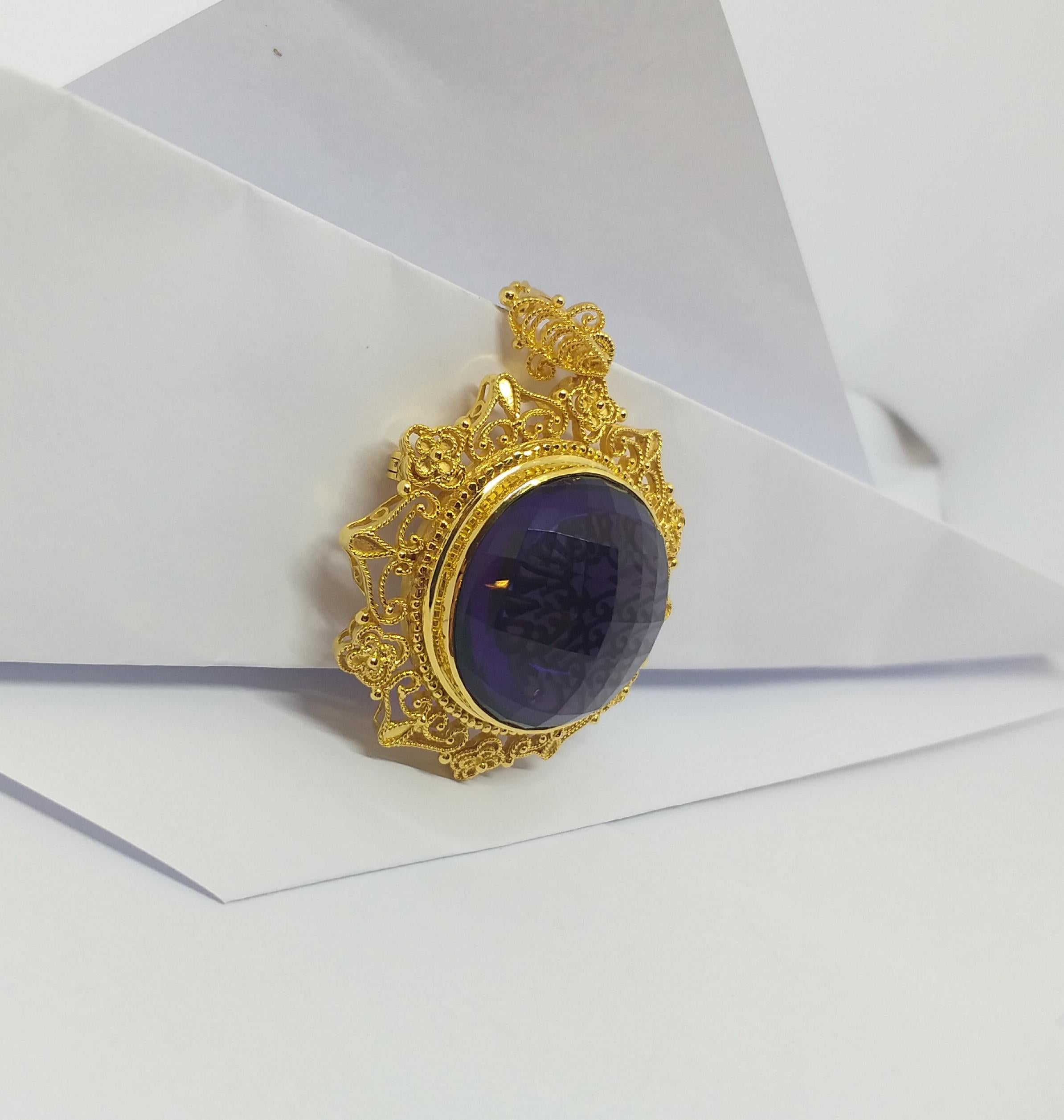 Round Cut Amethyst Brooch/Pendant set in 18K Gold Settings For Sale