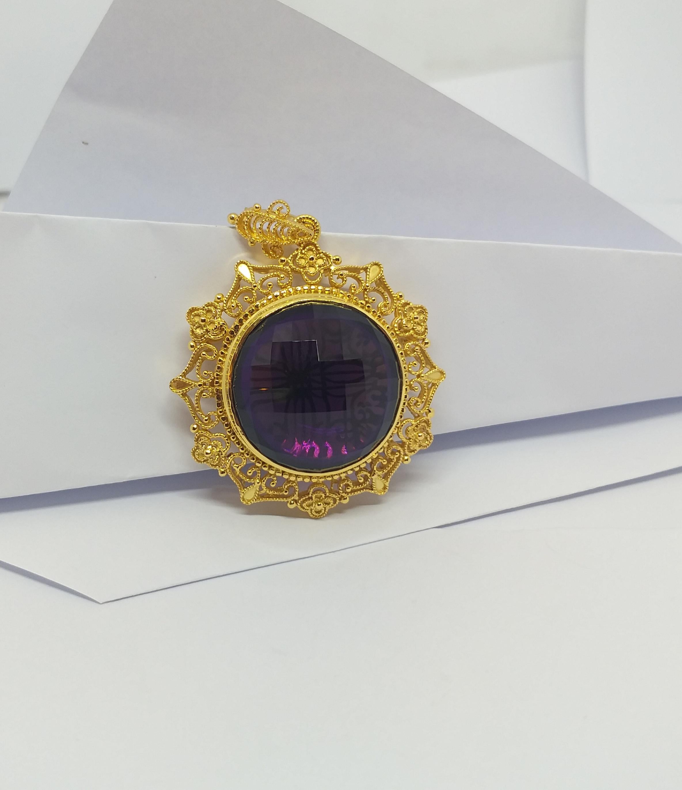Amethyst Brooch/Pendant set in 18K Gold Settings In New Condition For Sale In Bangkok, TH
