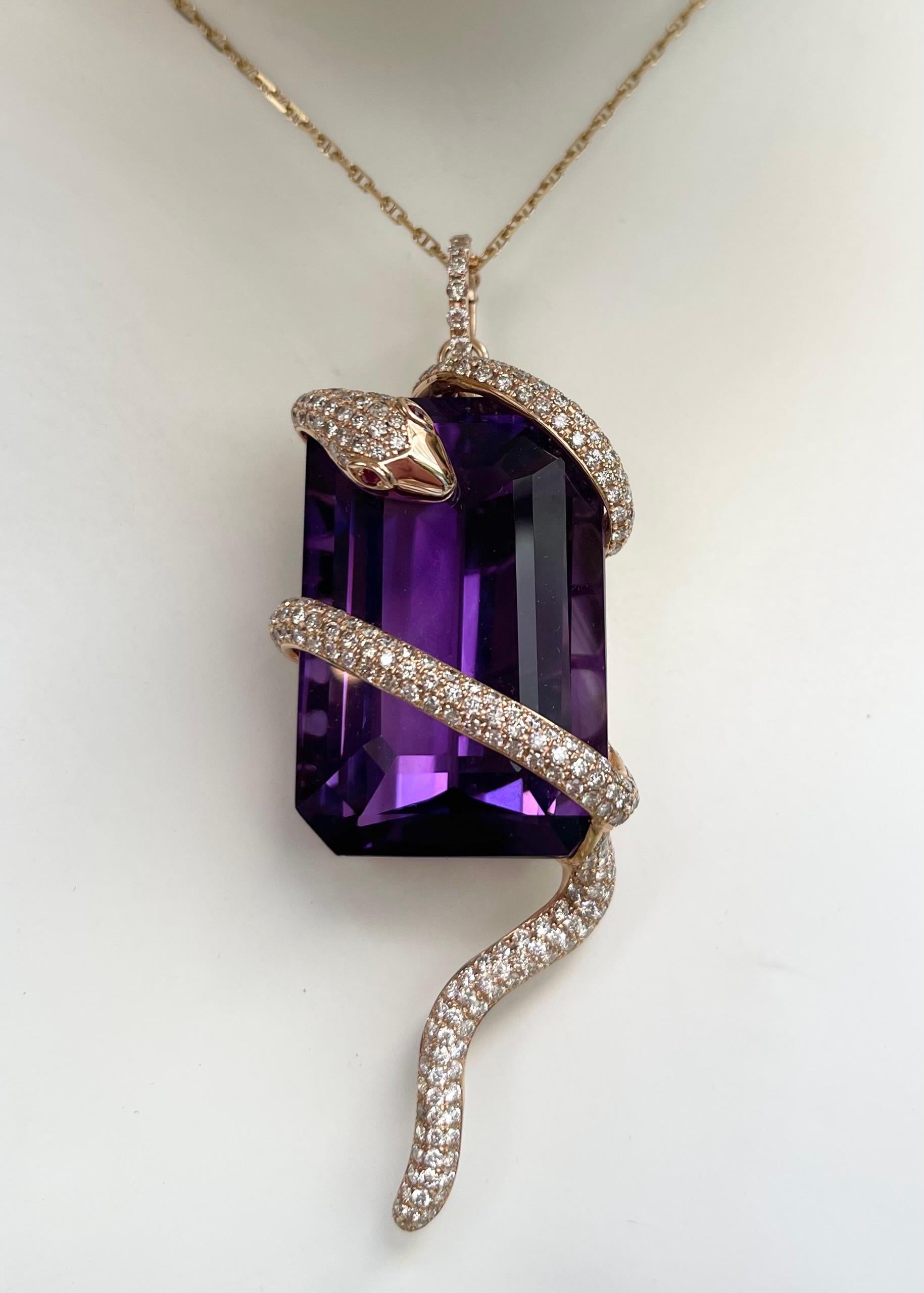 Ametista da 110,0 carati, diamante marrone da 3,87 carati e rubino da 0,03 carati incastonati in oro rosa 18K
(catena non inclusa)

Larghezza: 3,0 cm 
Lunghezza: 8.3 cm
Peso totale: 39,10 grammi

