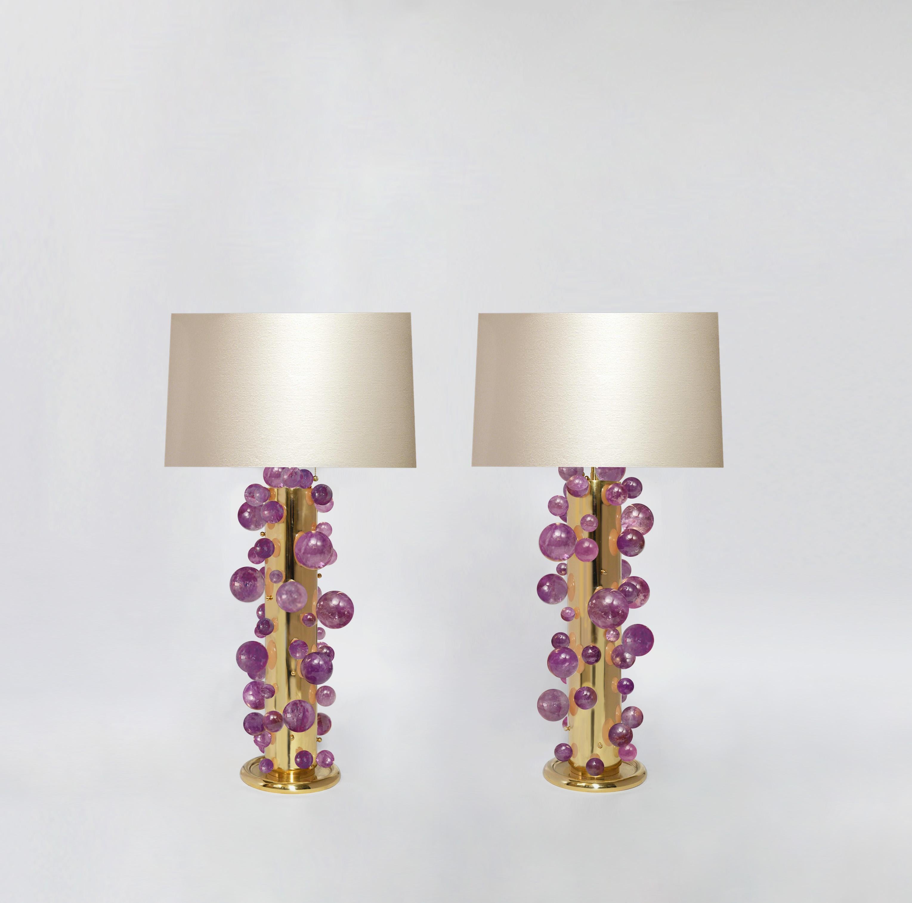 Ein hohes Paar luxuriöser Amethyst-Bergkristall-Quarzlampen mit polierten Messingrahmen. Erstellt von Phoenix Gallery, NYC.
Jede Lampe hat zwei Fassungen.
Bis zur Spitze des Bergkristalls 25,75