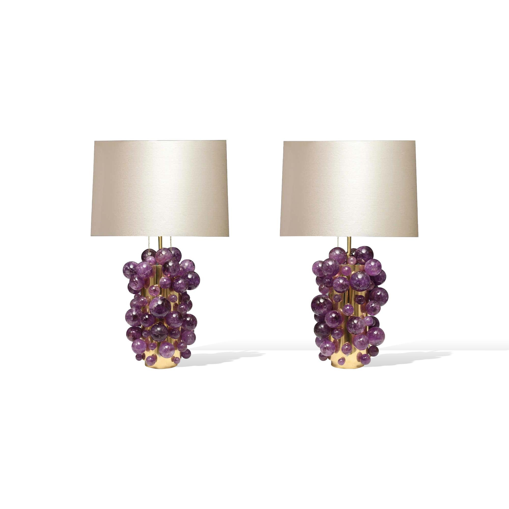 Ein Paar Lampen aus natürlichem Amethyst-Bergkristall mit polierter Messingfassung. Erstellt von Phoenix Gallery NYC.
Bis zur Spitze des Bergkristalls sind es 17in/H.
Der Lampenschirm ist nicht enthalten.