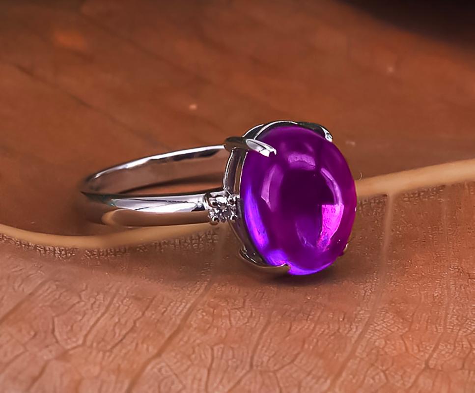 Modern Amethyst Cabochon and Diamonds 14k gold Ring For Sale