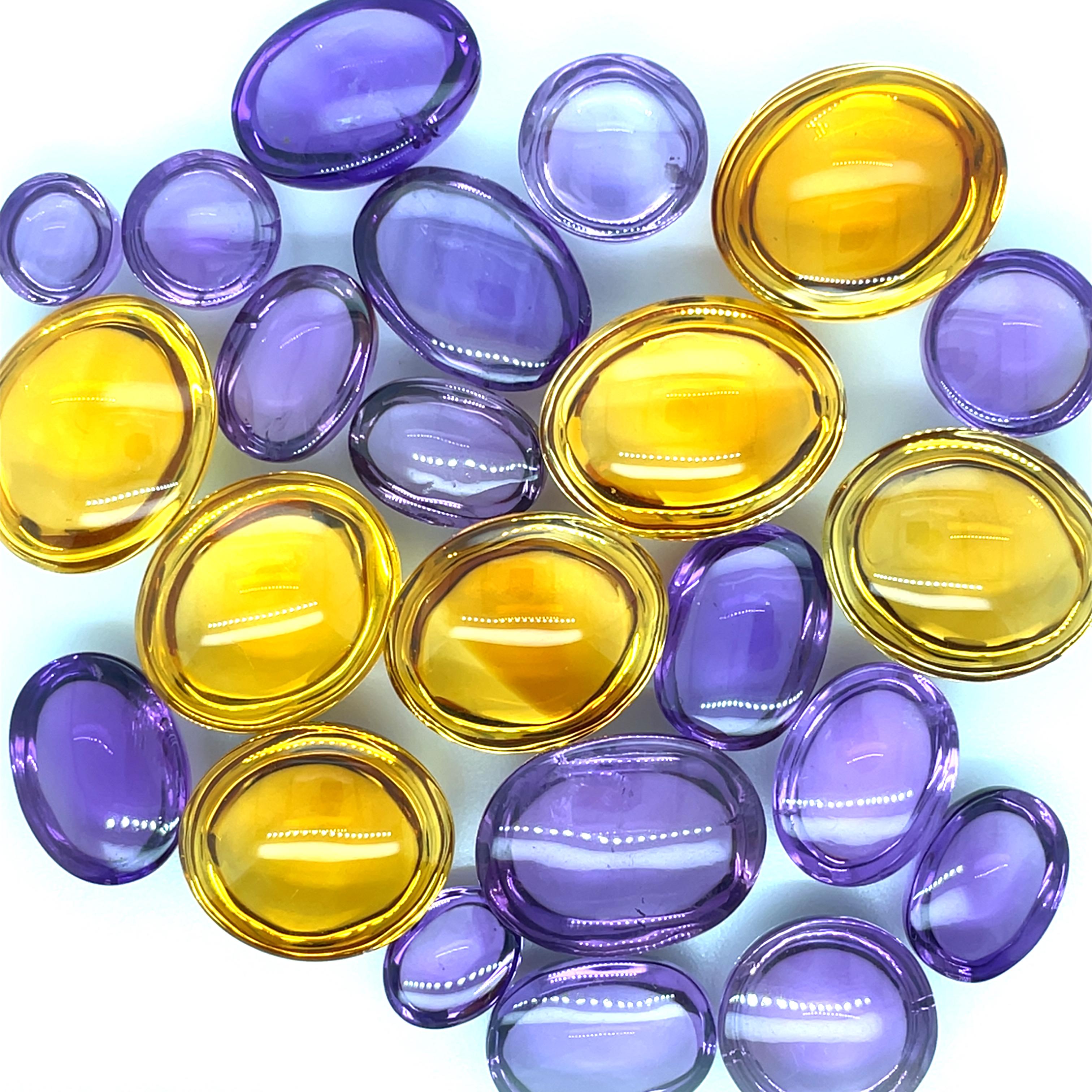 Questa squisita collezione presenta un cabochon di ametista del peso di 173,18 carati e cabochon ovali di citrino per un totale di 167,82 carati, entrambi provenienti dalle rinomate miniere di gemme del Brasile. 

L'ametista, nota per le sue