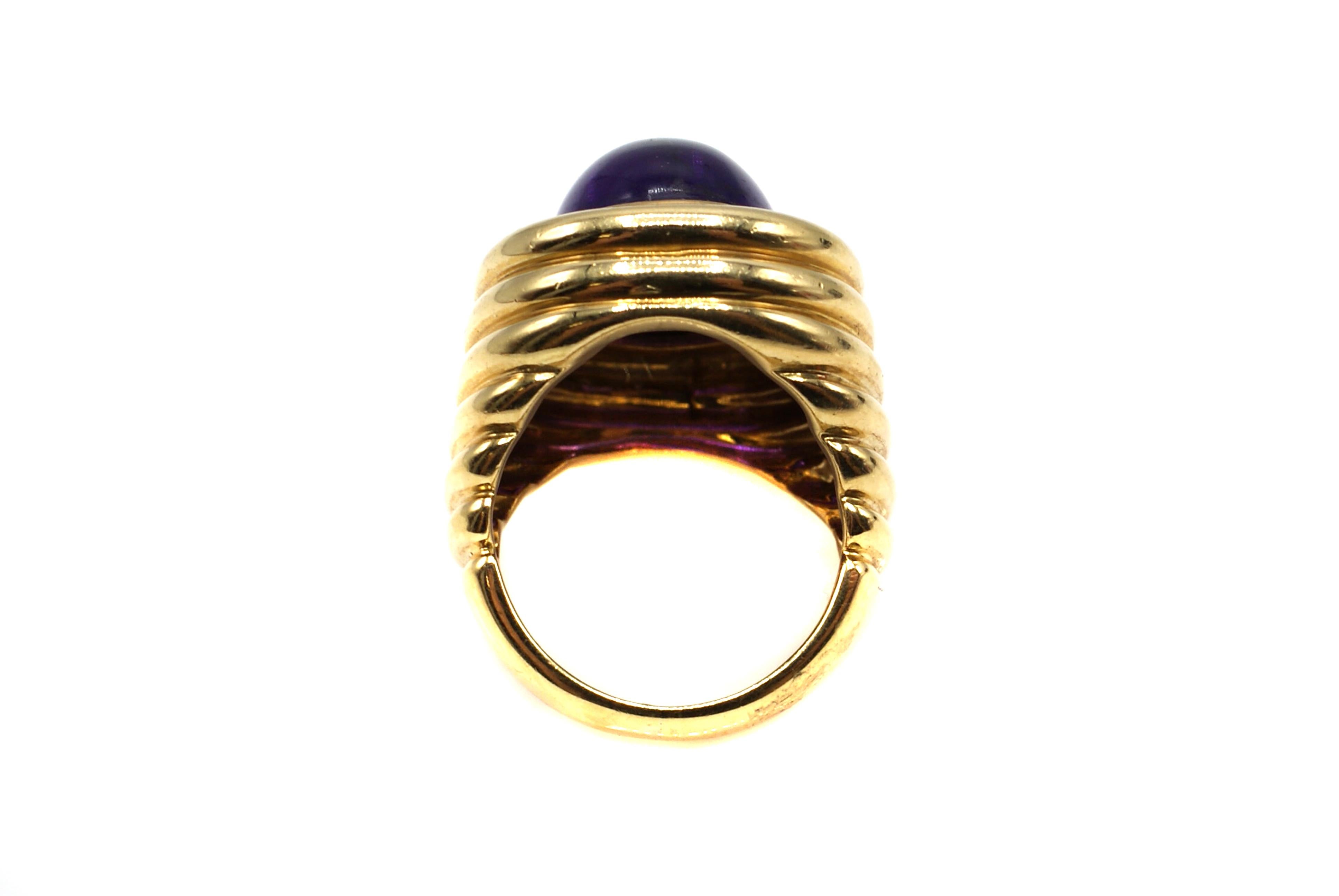 Amethyst Cabochon Ribbed Gold 1980s Cocktail Ring In Excellent Condition In New York, NY