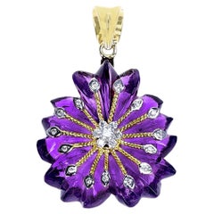 Ciondolo floreale con ametista intagliata, oro 14k e diamanti