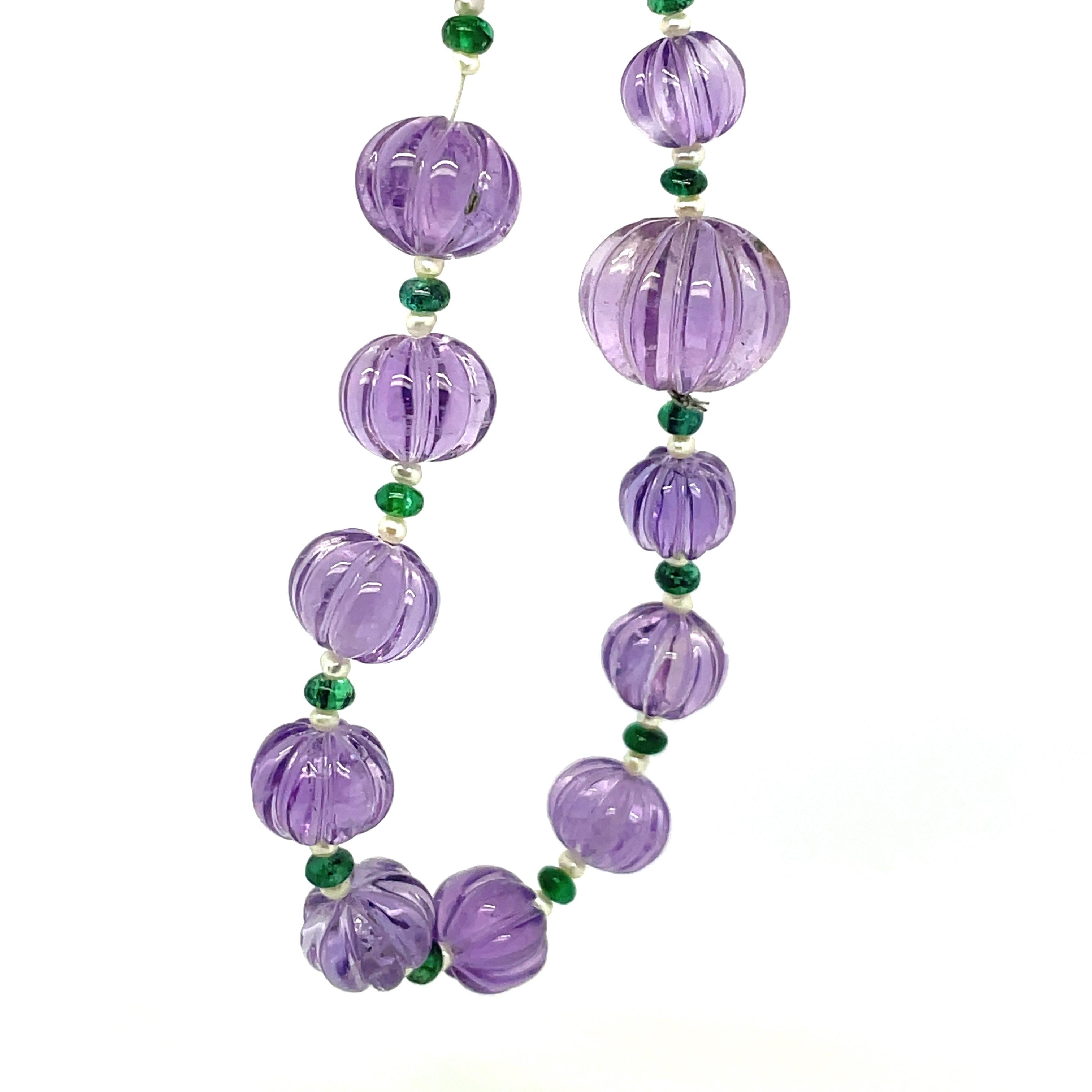 
Haz una declaración audaz y elegante.

Con un impresionante peso de 578 quilates, este collar cuenta con cuentas de amatista talladas que muestran la belleza natural y el encanto de esta cautivadora gema.

Mide 34 pulgadas de largo y ofrece un
