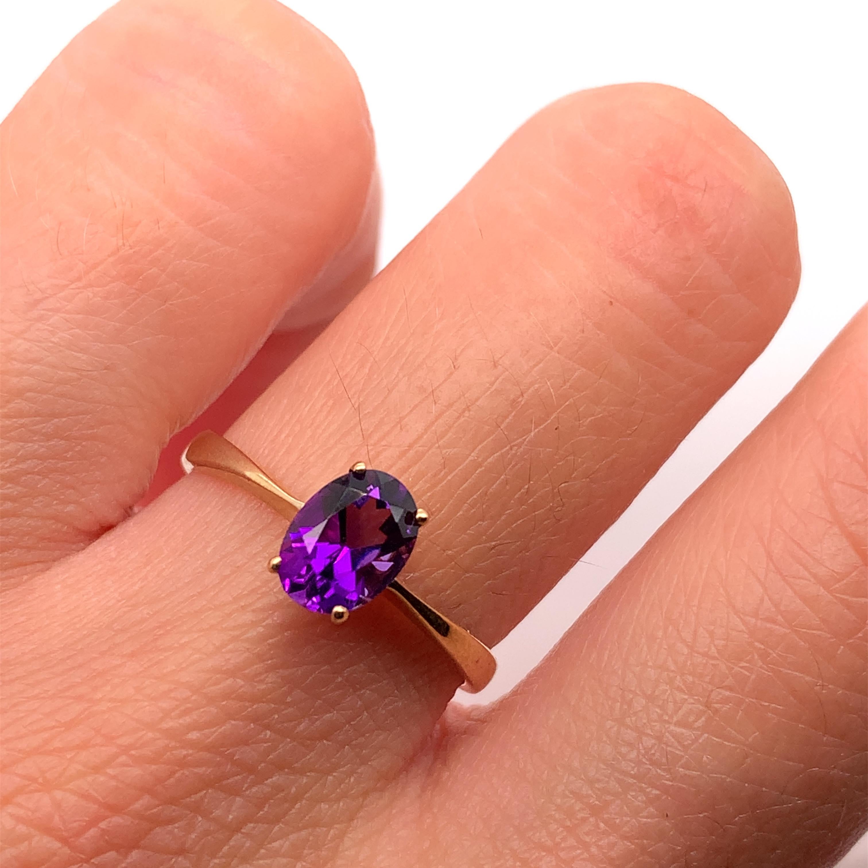 
Der Hauptstein dieses schönen Rings ist ein wunderschöner ovaler Amethyst, der natürlich entstanden ist und einen hervorragenden Schliff aufweist. Der Amethyst ist in einer klassischen Solitärfassung auf einem 2 mm breiten Band aus 9 Karat Gelbgold