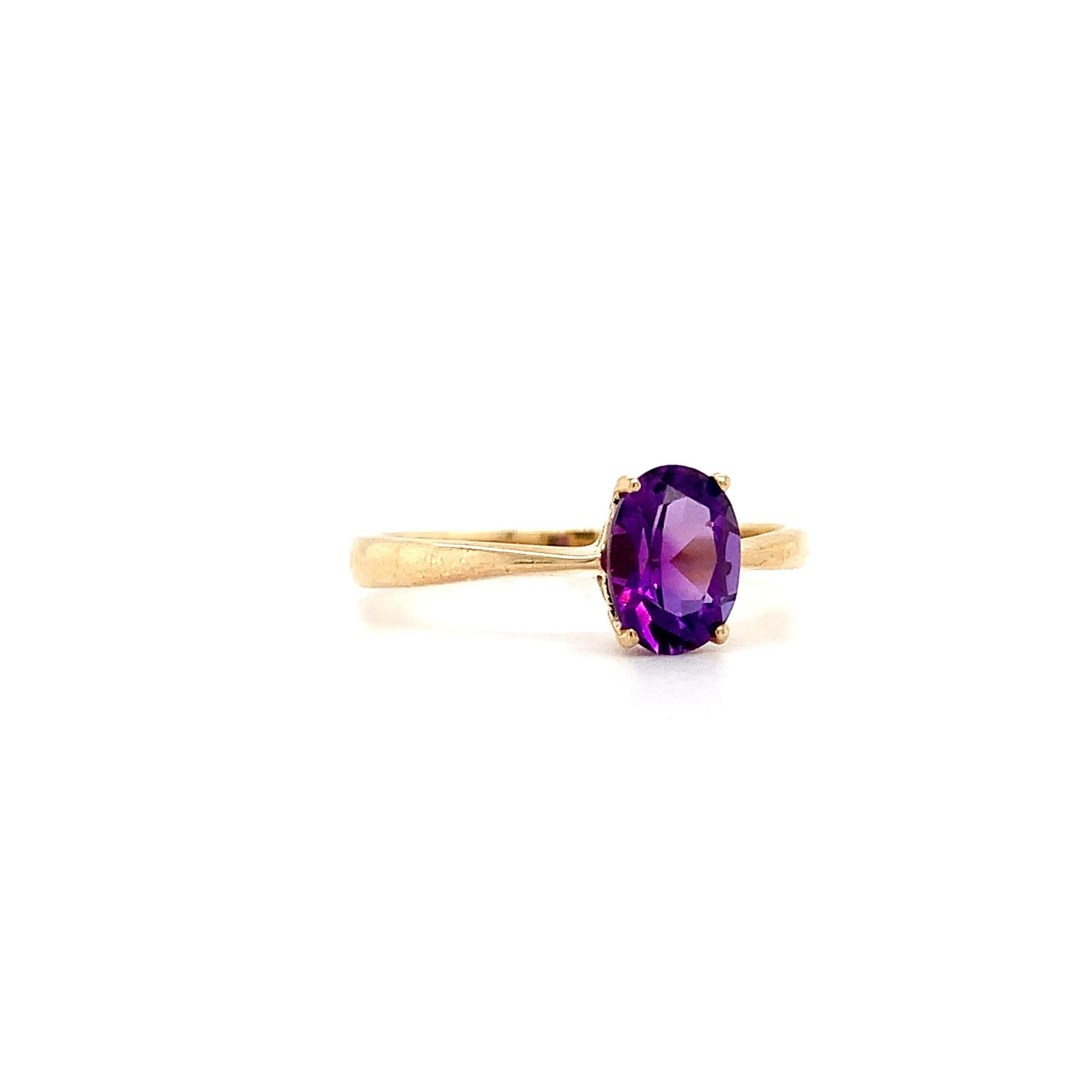 Amethyst Verlobungsring mit Solitär aus Gelbgold (Ovalschliff) im Angebot