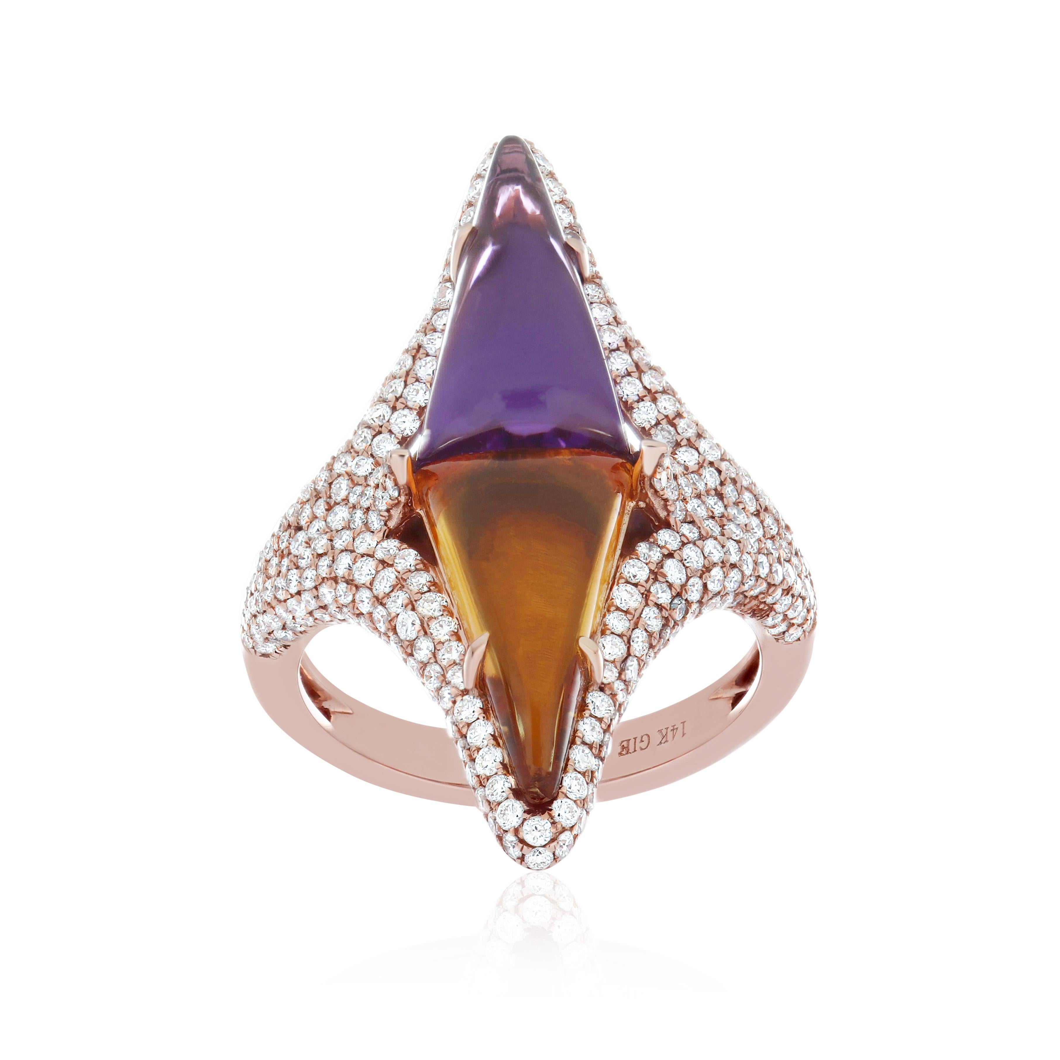 Offrez-vous un luxe intemporel : chef-d'œuvre d'artisanat, cette bague en or rose 14 carats rayonne d'élégance, mettant en valeur une captivante améthyste et citrine cabochon de forme fantaisie de 2,80 carats (environ) comme pièce maîtresse, ornée