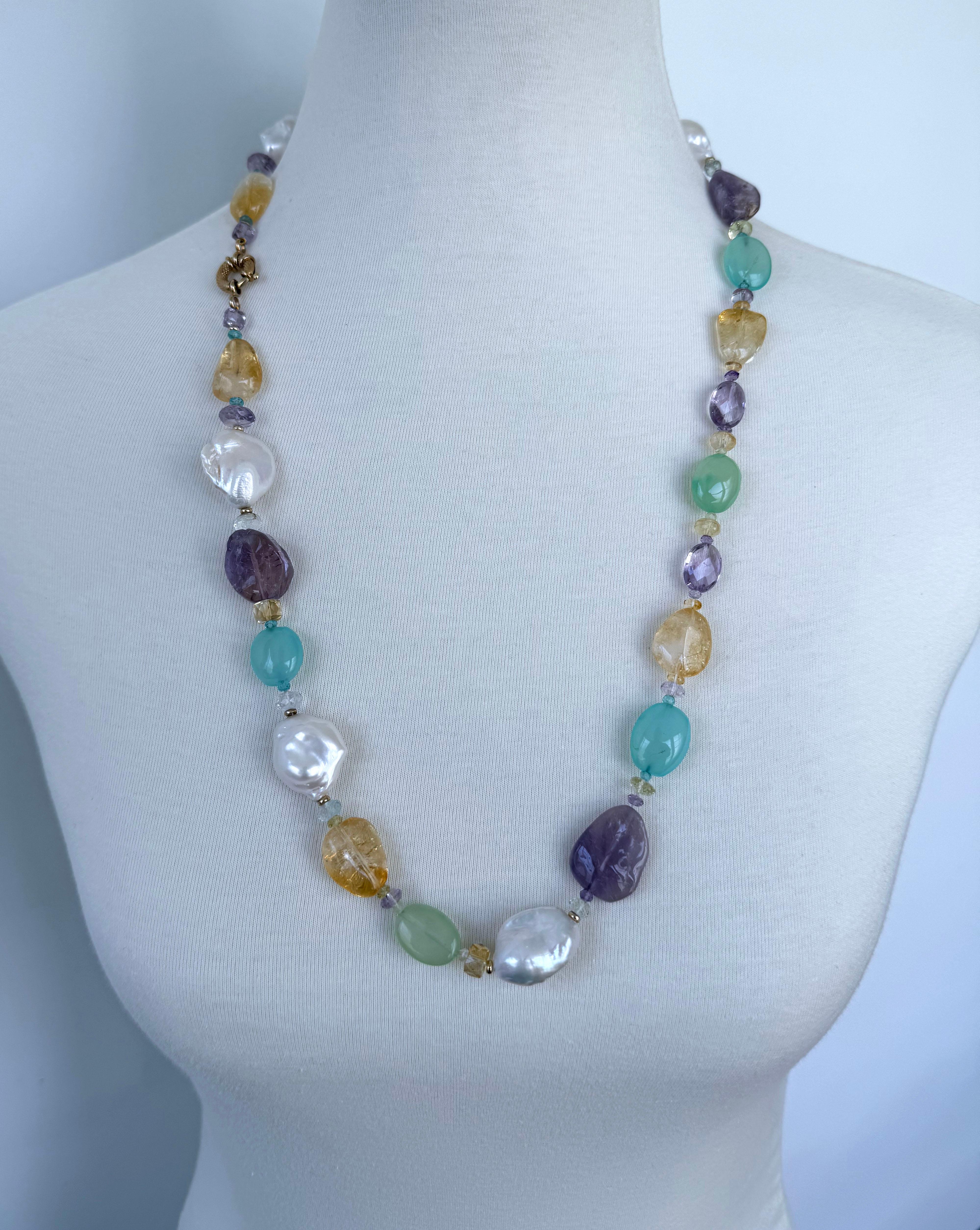 Artisan Sautoir en améthyste, citrine, calcédoine et perle baroque en or jaune 14k massif en vente