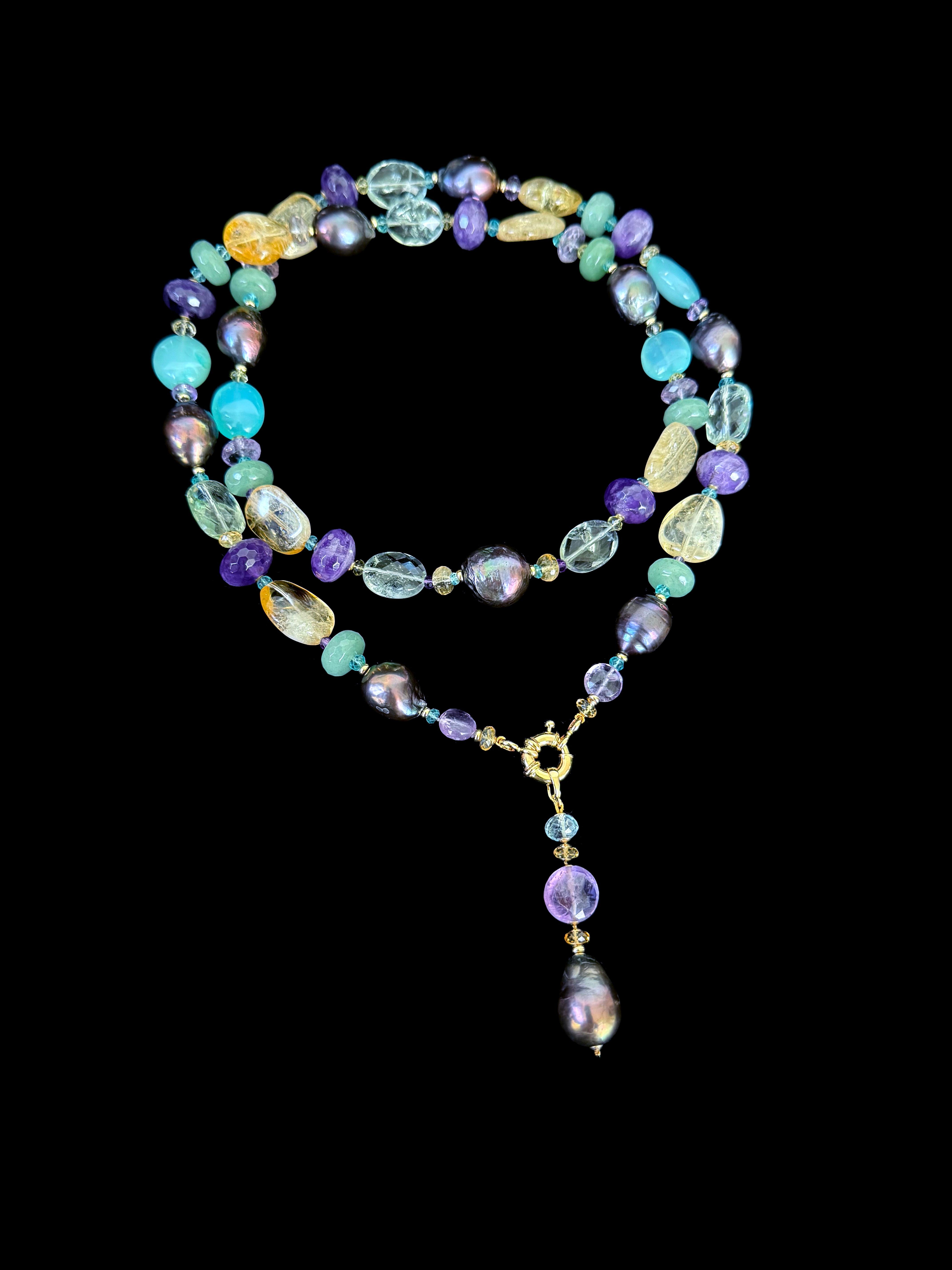 Sautoir Regal Mutli Stone con nappina rimovibile di Marina J.

Questa collana è infilata con pietre multicolori e accessori, tra cui ametista, ametista verde, citrino, calcedonio verde e blu, perle nere barocche e oro giallo massiccio 14k. Le perle