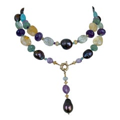 Sautoir en or jaune 14 carats avec améthyste, citrine, calcédoine et perle noire