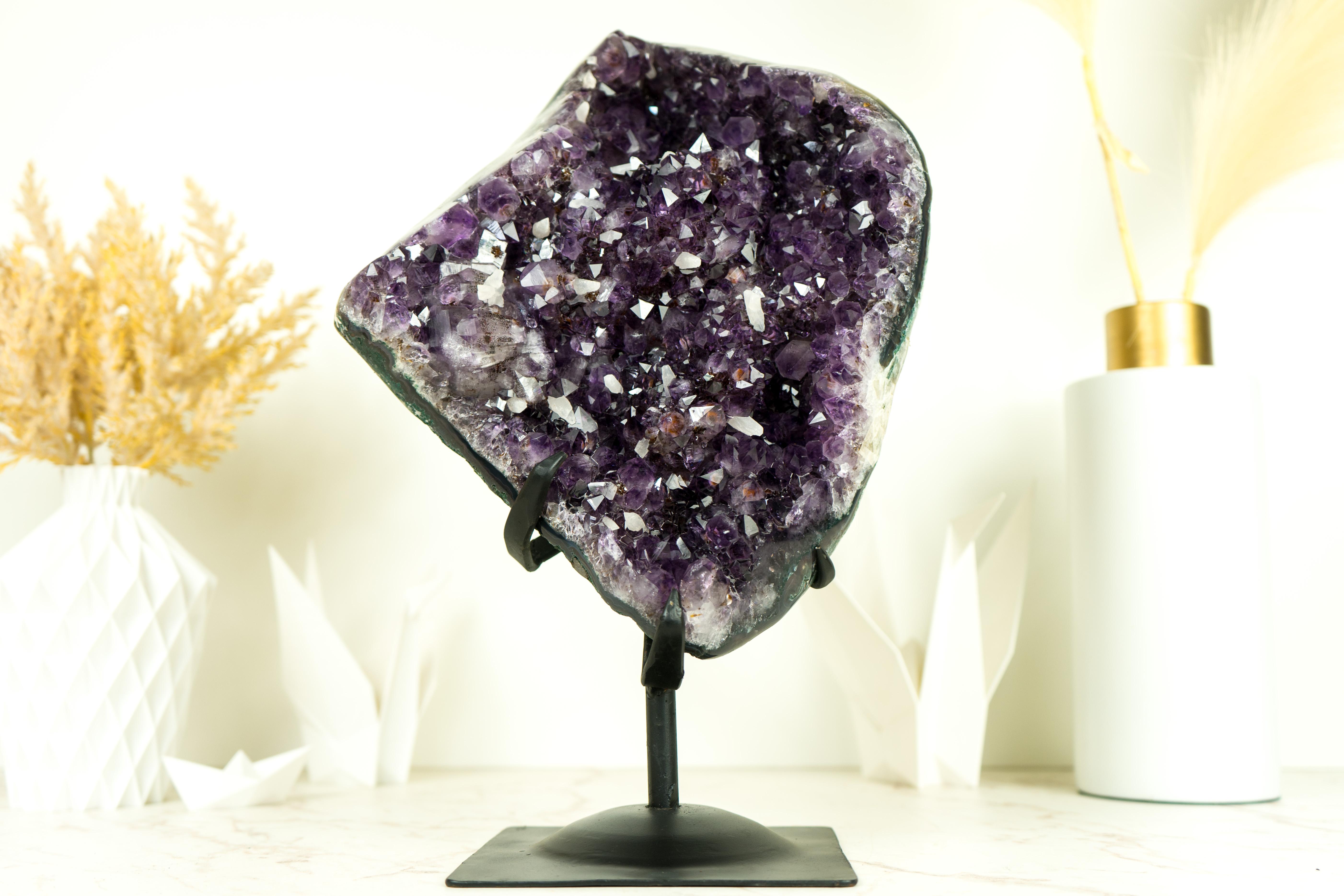 Un reperto rarissimo, questo cluster di ametista di qualità da galleria è caratterizzato da un grande druzy di ametista viola scuro AAA e da numerose e rare inclusioni di Cristobalite e Calcite, diffuse in tutto il cluster, che creano un esemplare