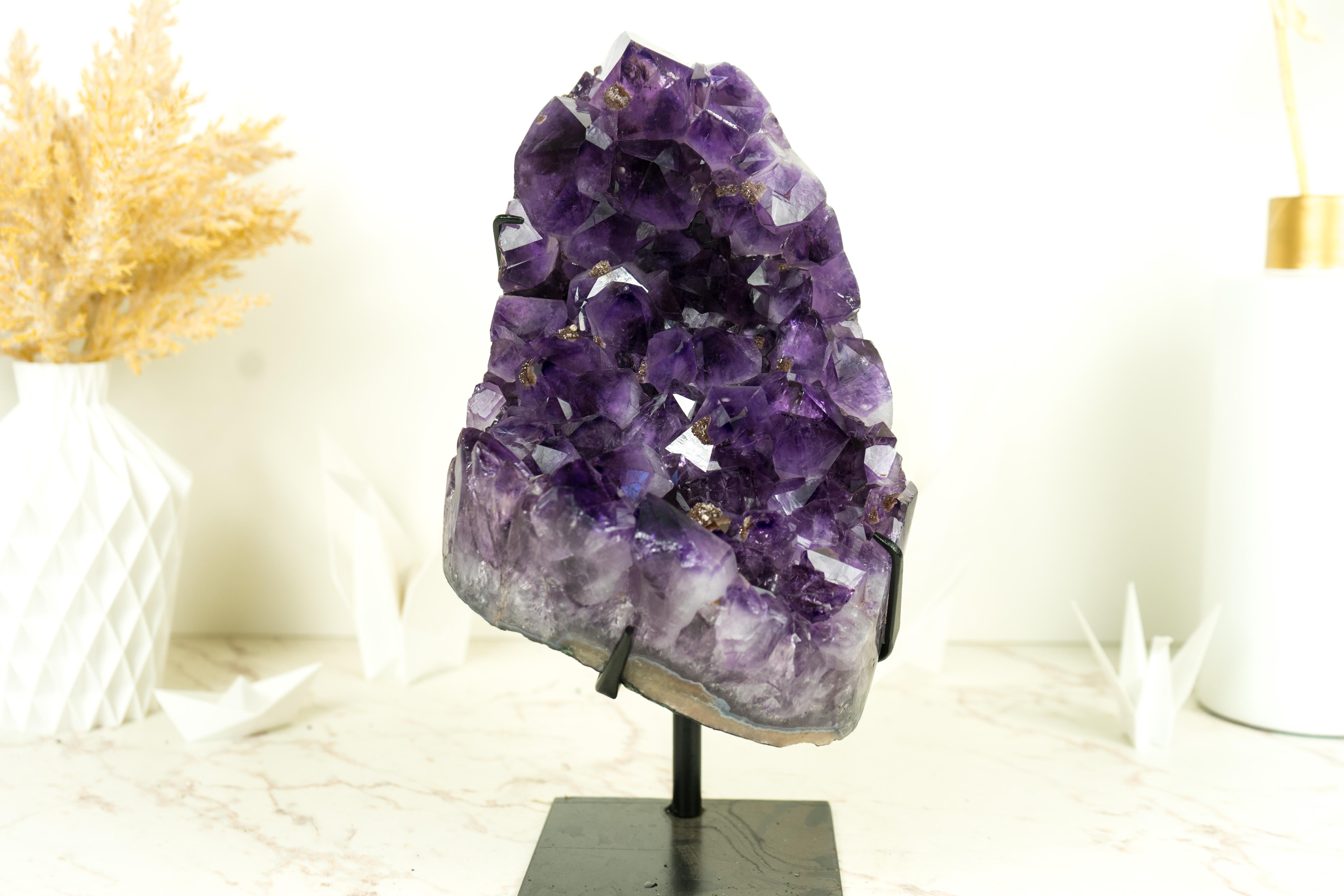 Brésilien Cluster d'améthystes avec Druzy d'améthyste violet foncé et inclusions dorées scintillantes en vente