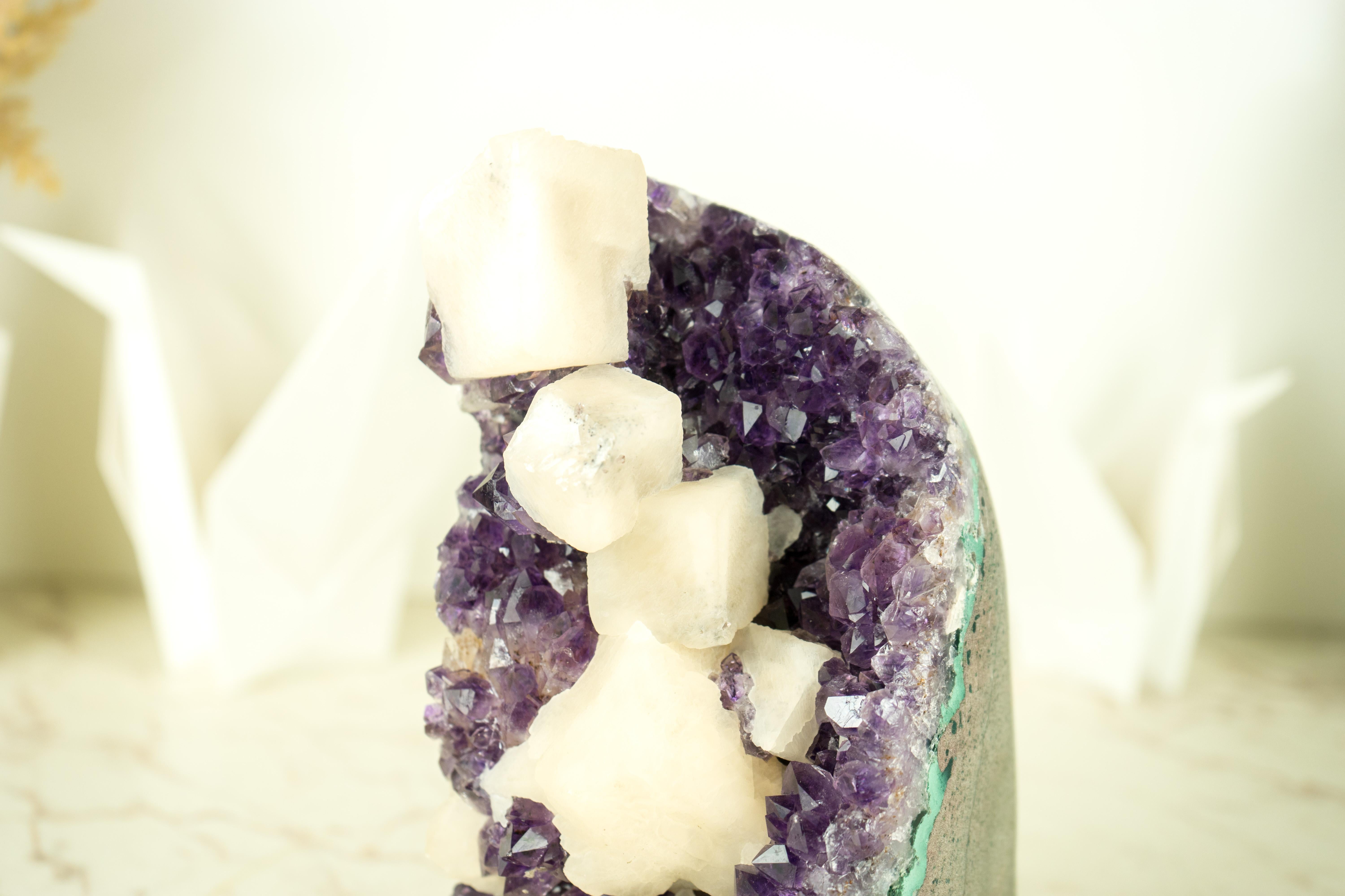 Amethyst Cluster with Cubic Geometrical Calcite and Deep Purple Druzy In New Condition For Sale In Ametista Do Sul, BR
