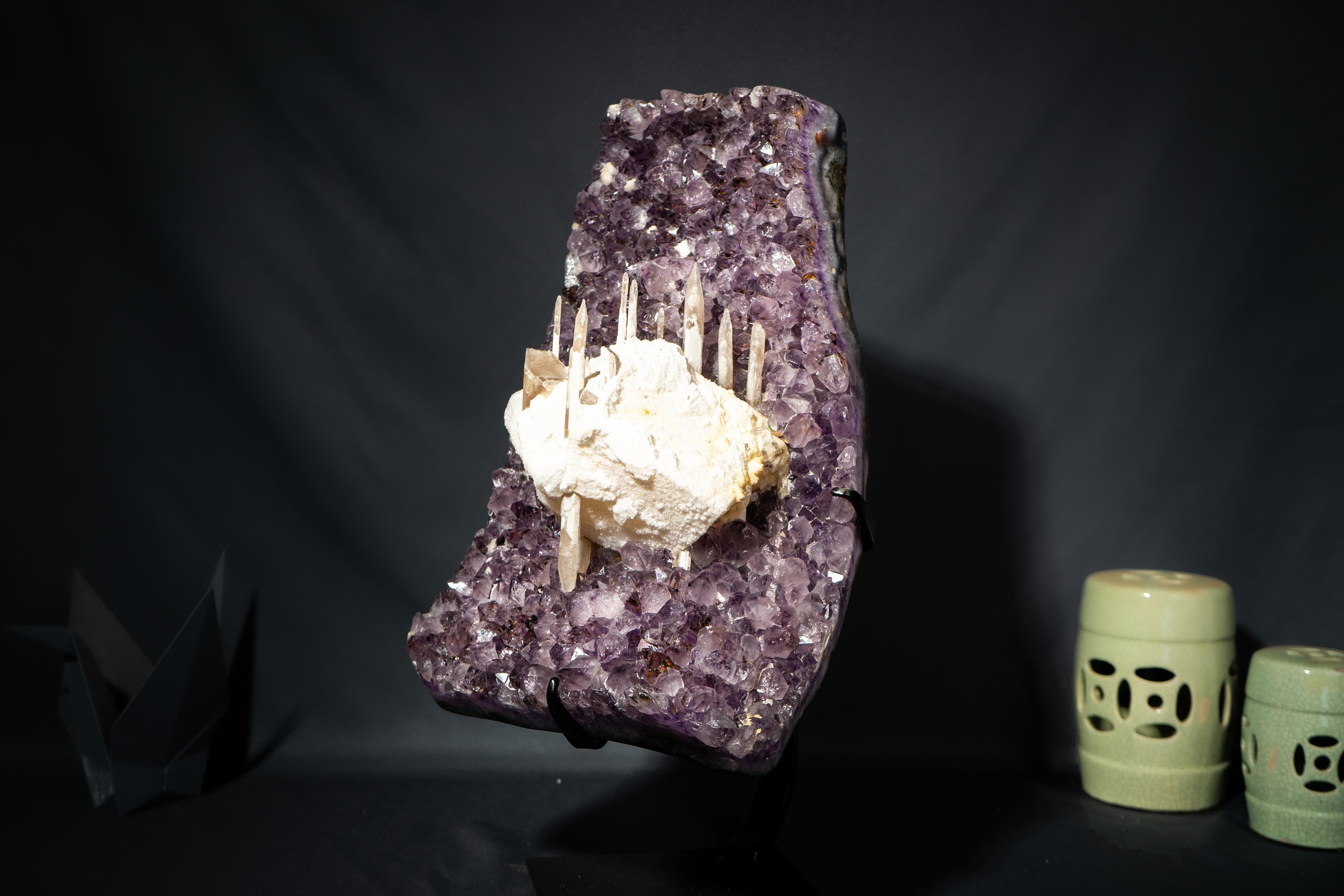 Amethyst-Cluster mit seltenem, langem Excalibur- Calcite in/on Calcite in großem Maßstab im Angebot 4