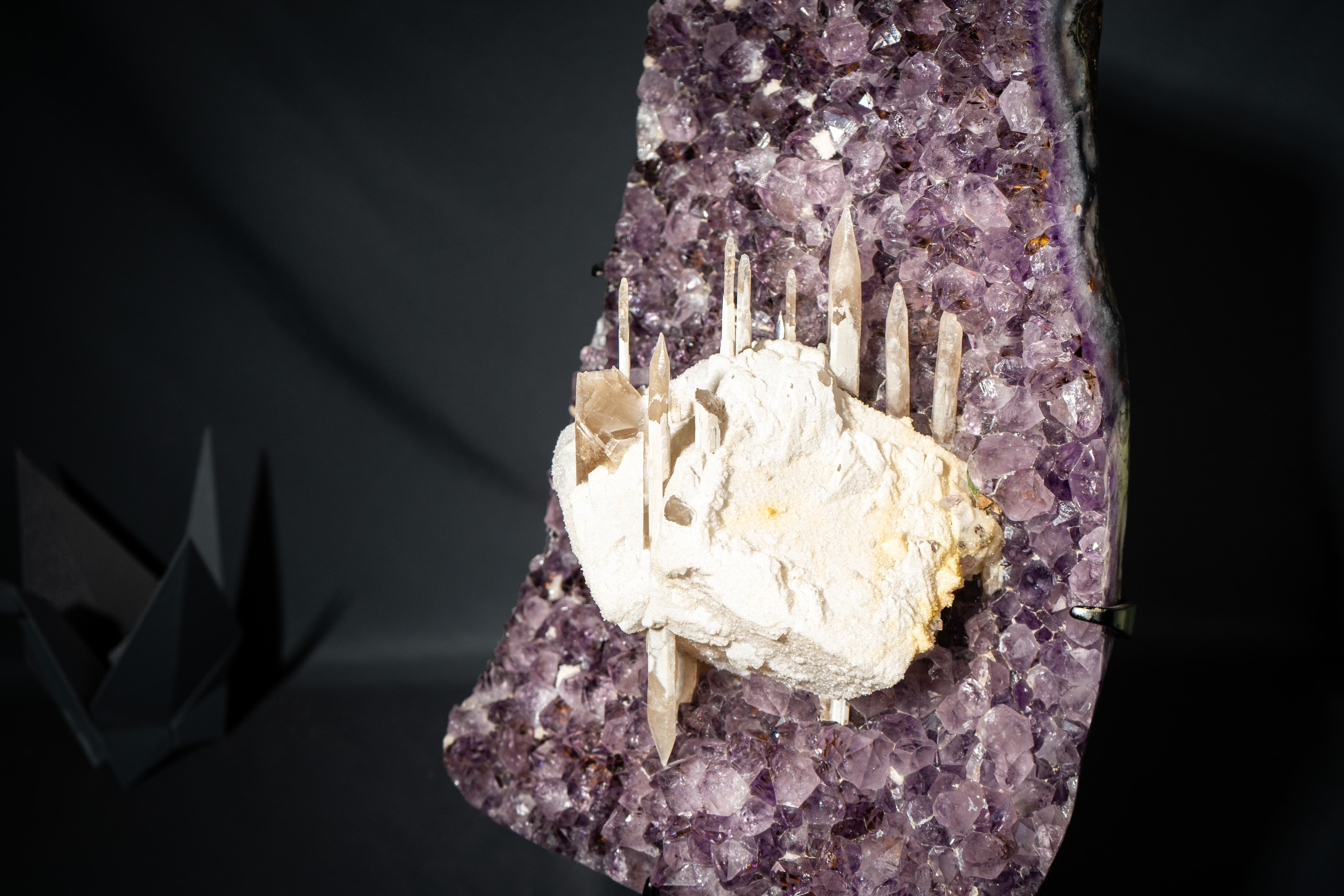 Seltener uruguayischer Amethystcluster mit langem skalenoedrischem Calcit auf Calcit, große Handarbeitsprobe

▫️ Beschreibung

Dieser uruguayische Amethyst weist eine ungewöhnliche Kalzitzusammensetzung auf und ist so imposant wie Excalibur, das