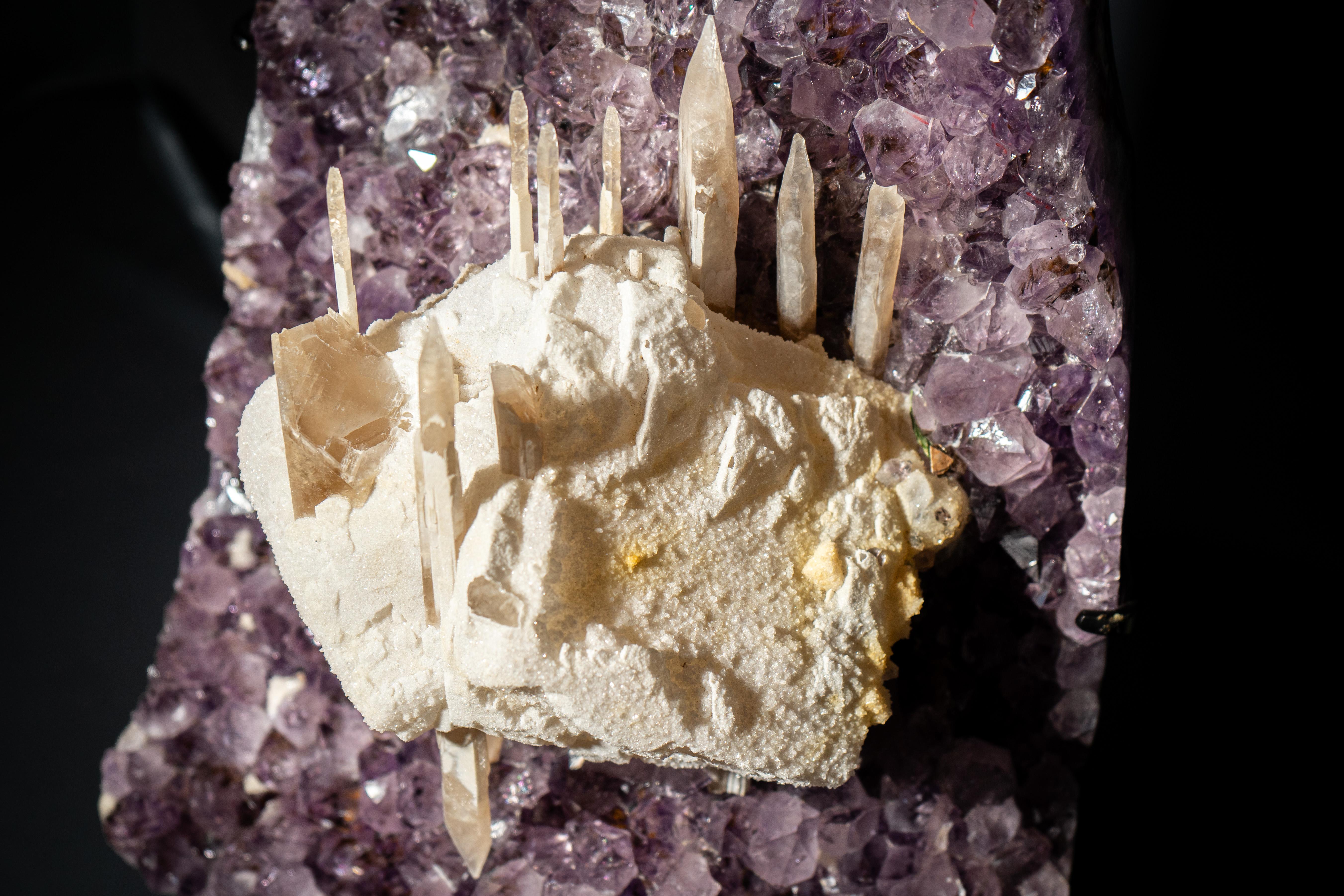 Amethyst-Cluster mit seltenem, langem Excalibur- Calcite in/on Calcite in großem Maßstab (Brasilianisch) im Angebot