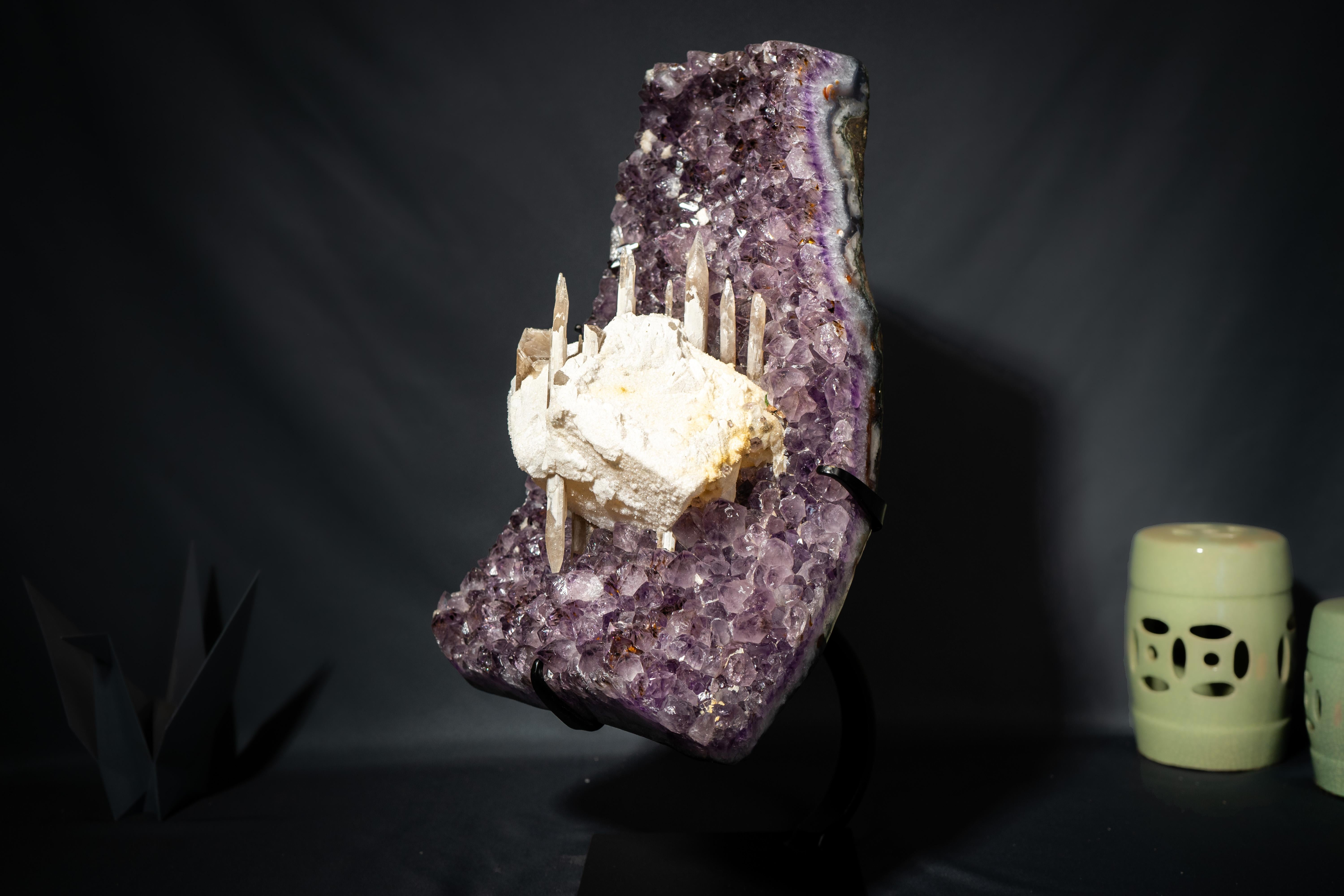 Amethyst-Cluster mit seltenem, langem Excalibur- Calcite in/on Calcite in großem Maßstab im Zustand „Neu“ im Angebot in Ametista Do Sul, BR