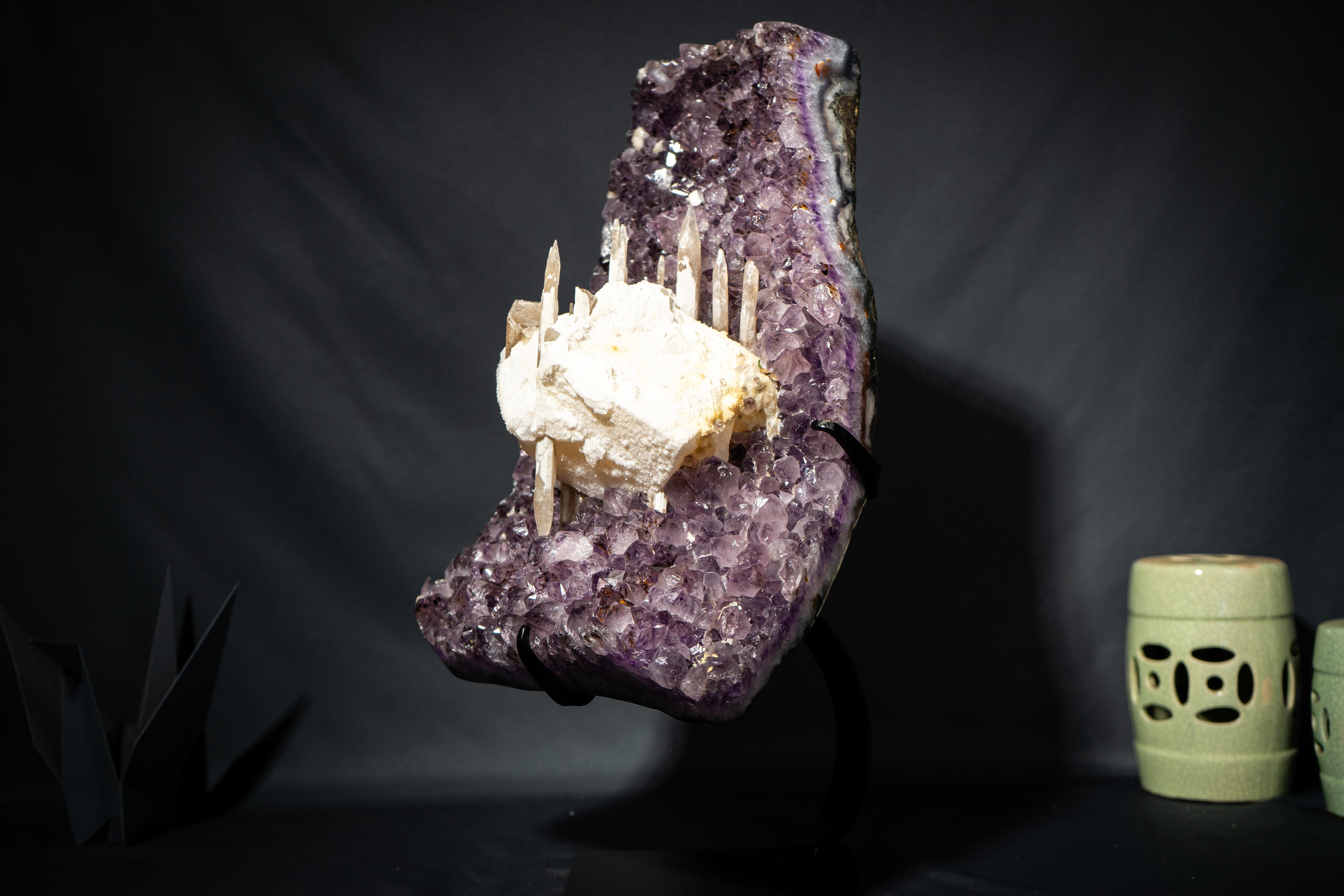 Amethyst-Cluster mit seltenem, langem Excalibur- Calcite in/on Calcite in großem Maßstab (21. Jahrhundert und zeitgenössisch) im Angebot