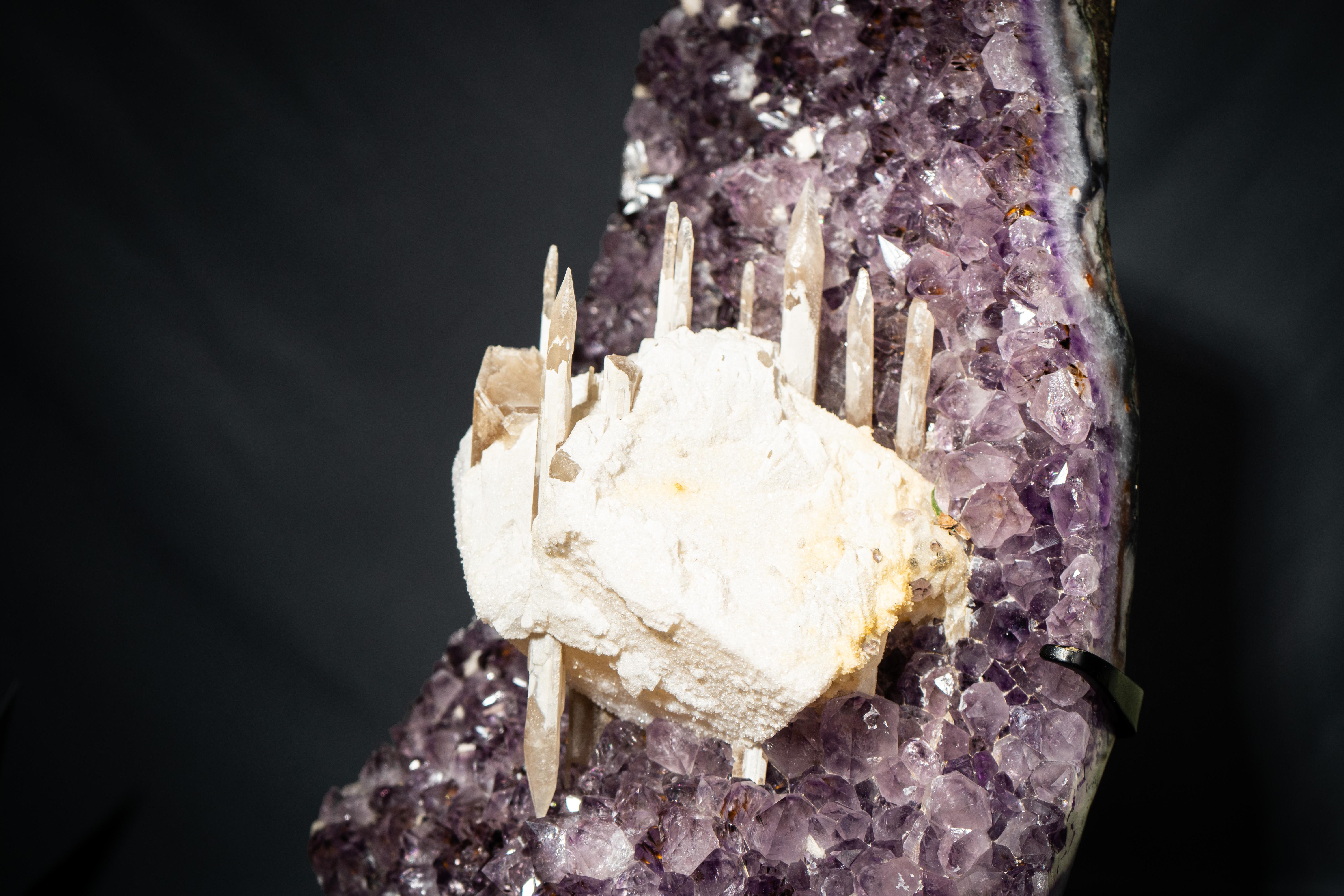 Amethyst-Cluster mit seltenem, langem Excalibur- Calcite in/on Calcite in großem Maßstab (Kristall) im Angebot