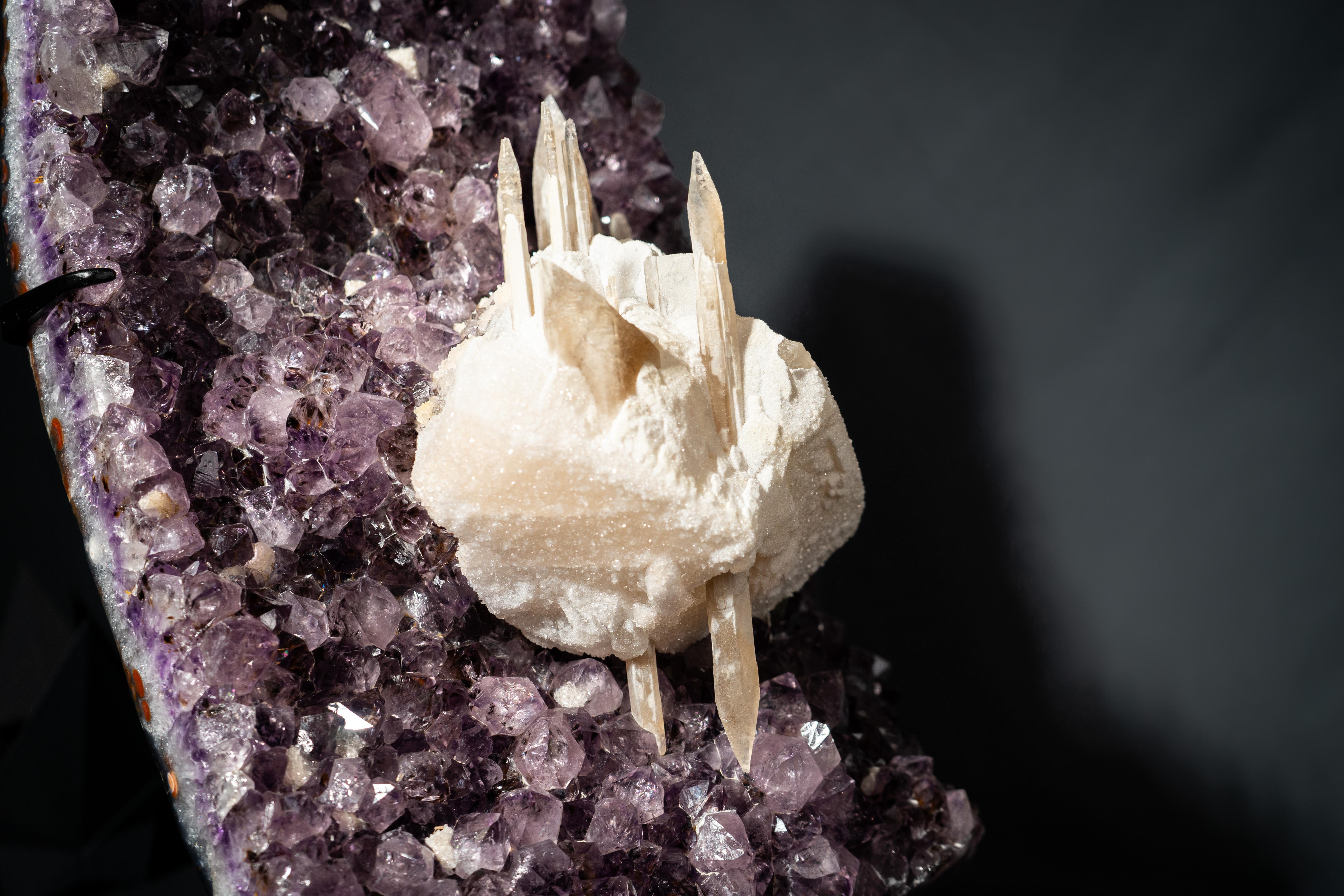 Amethyst-Cluster mit seltenem, langem Excalibur- Calcite in/on Calcite in großem Maßstab im Angebot 1