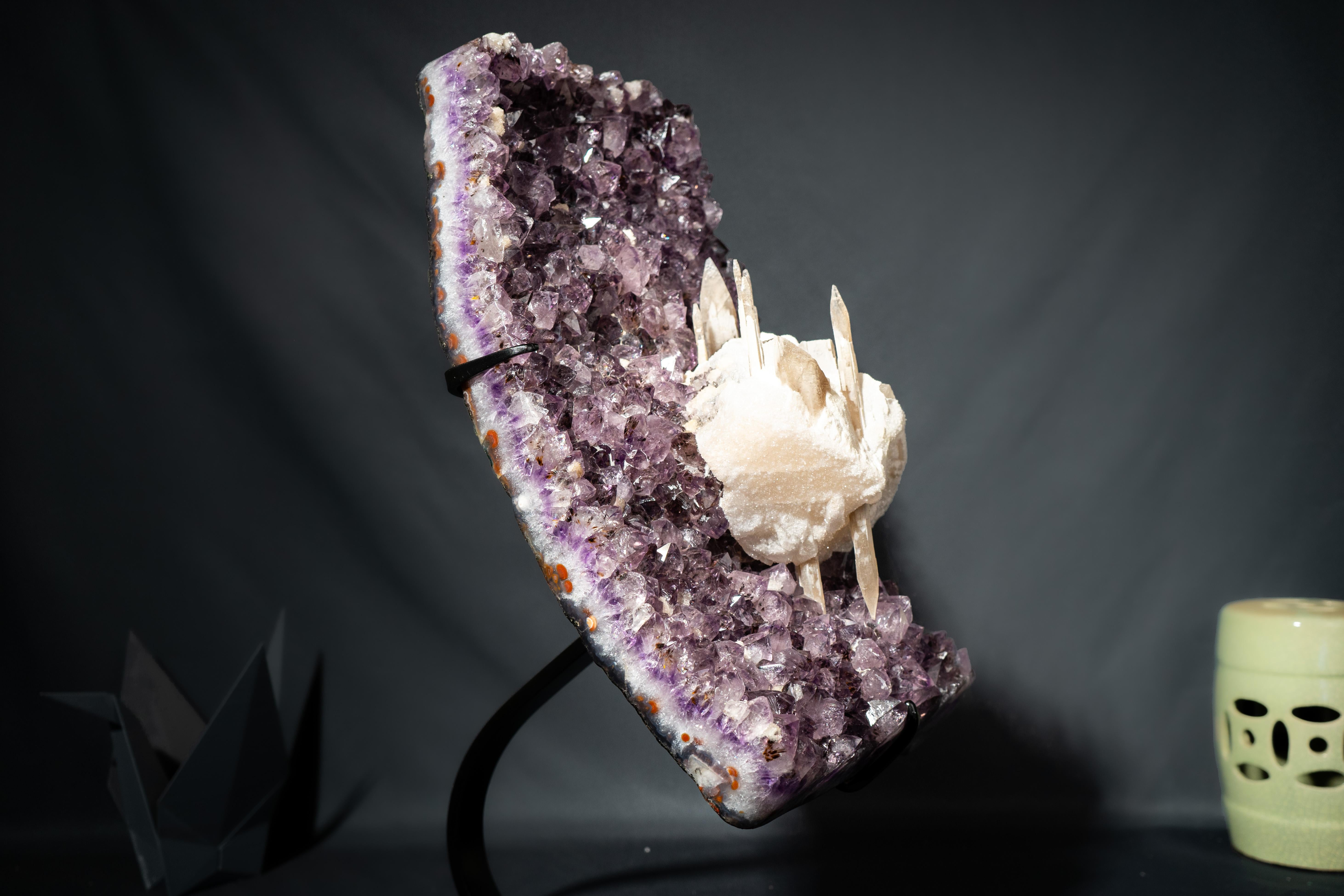 Amethyst-Cluster mit seltenem, langem Excalibur- Calcite in/on Calcite in großem Maßstab im Angebot 2