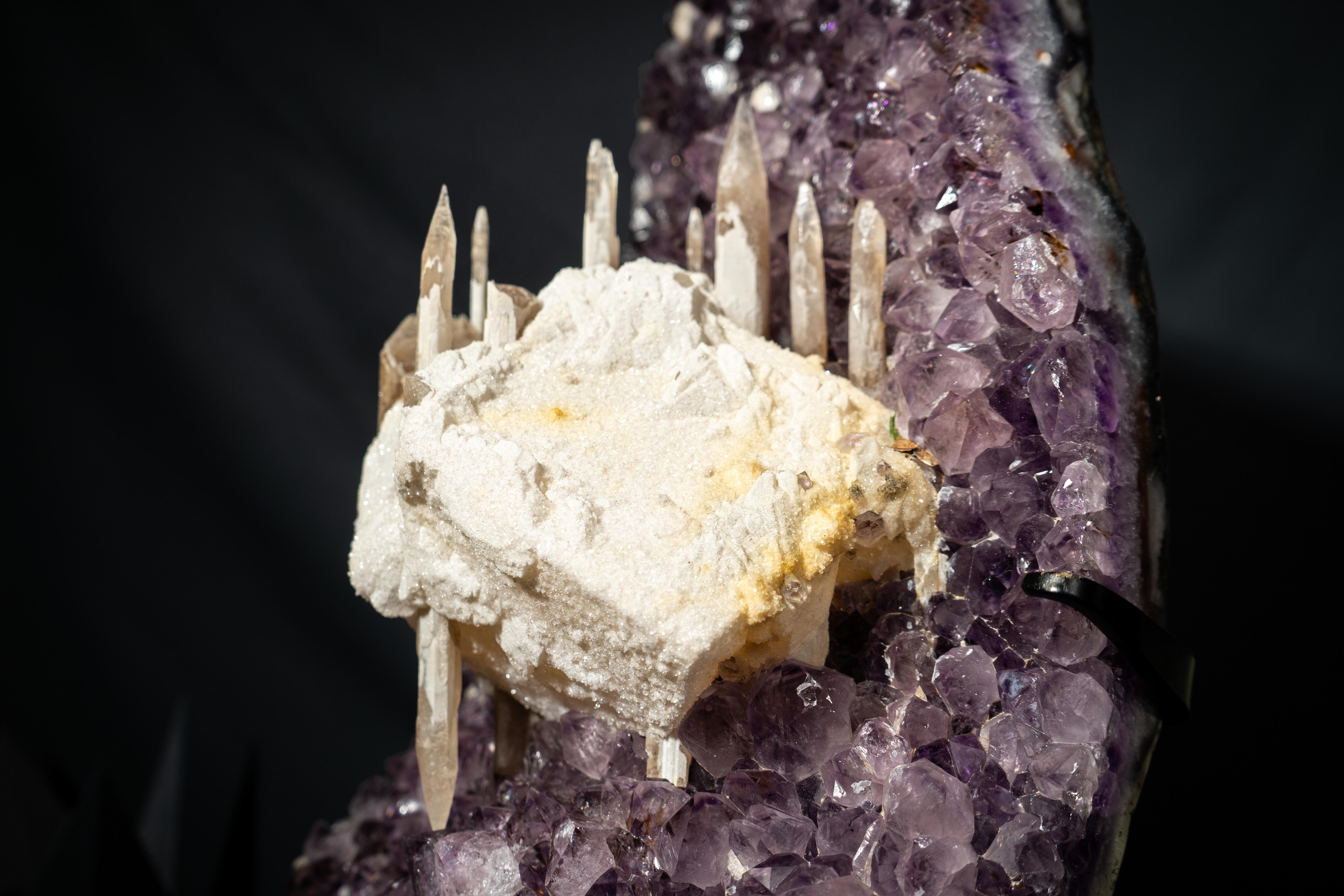 Amethyst-Cluster mit seltenem, langem Excalibur- Calcite in/on Calcite in großem Maßstab im Angebot 3