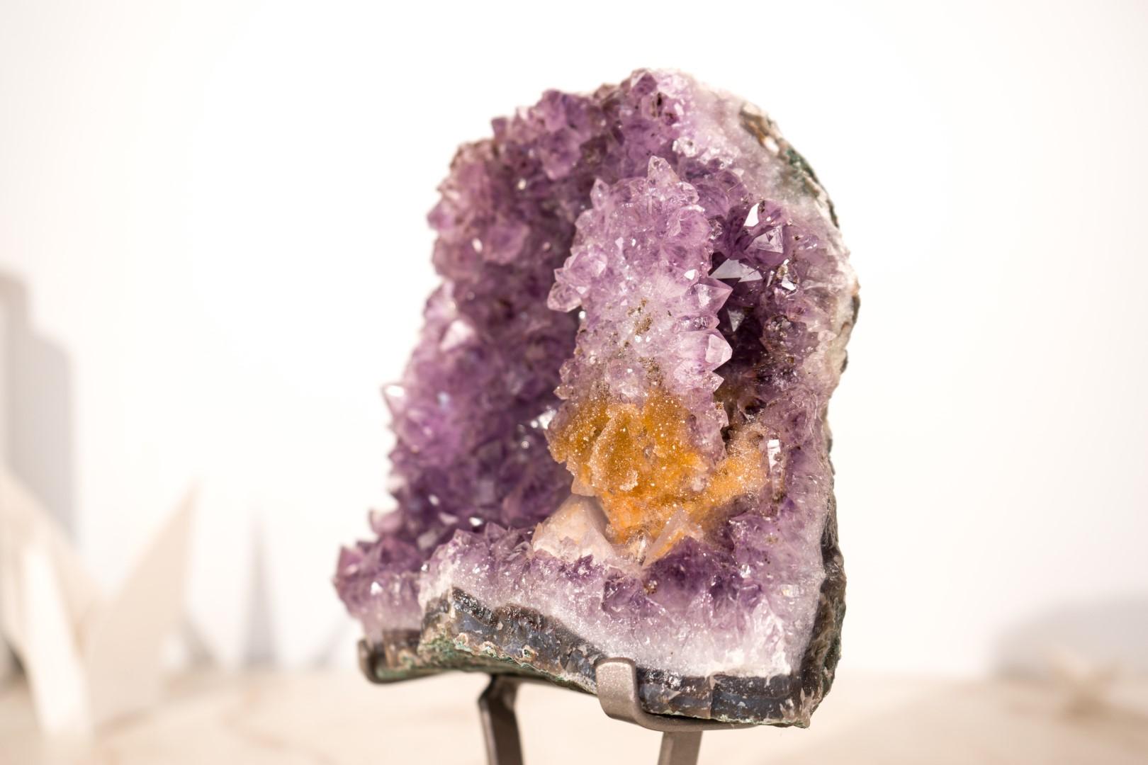 Cluster di ametista con rara placca di rosetta di ametista e goethite dorata in vendita 8