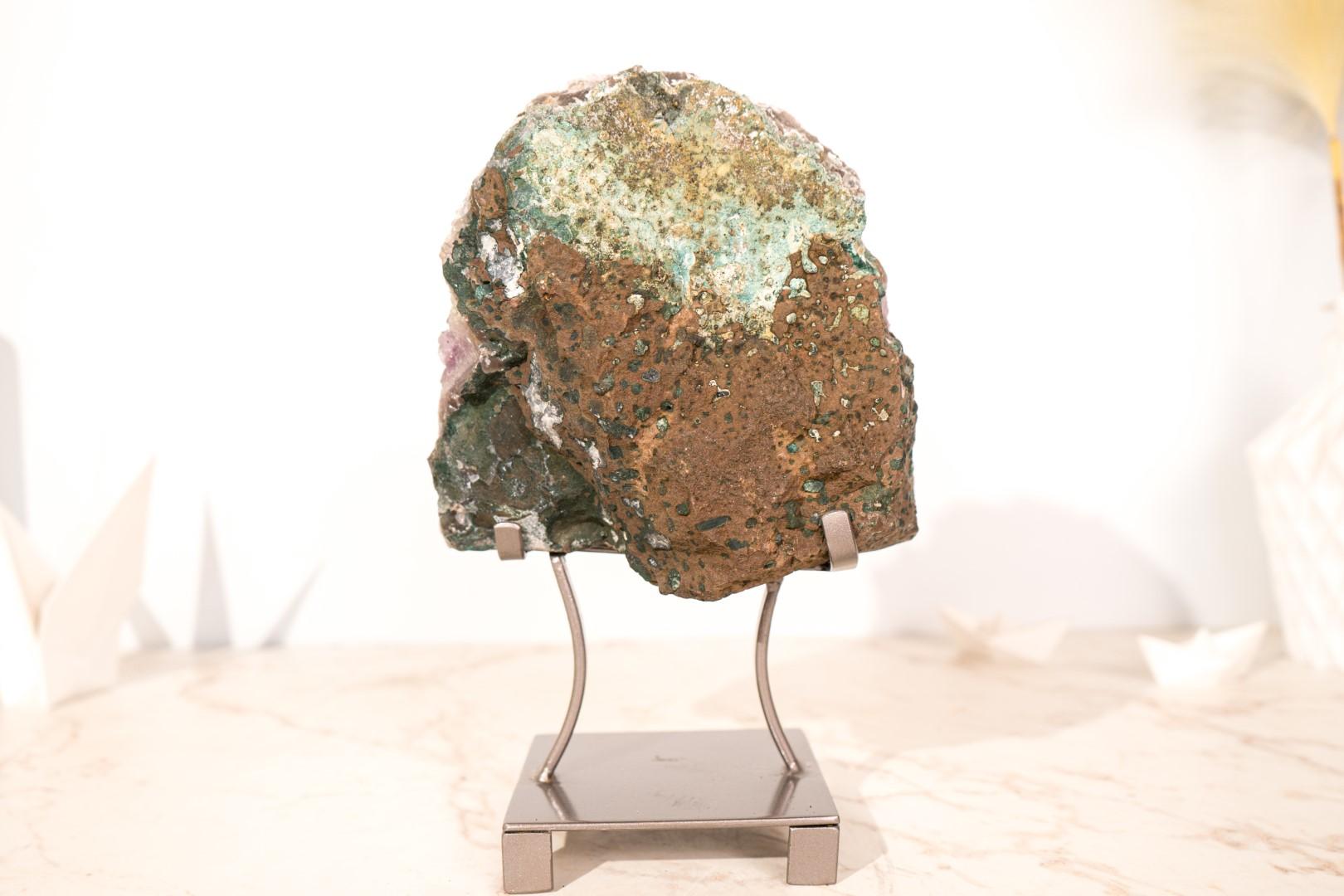 Brasiliano Cluster di ametista con rara placca di rosetta di ametista e goethite dorata in vendita