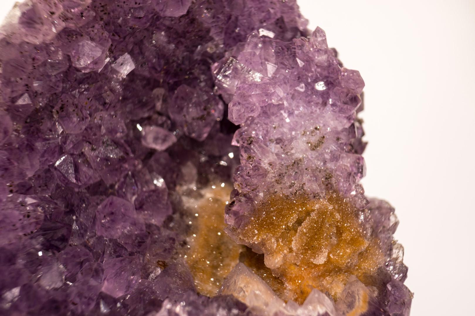 Cluster di ametista con rara placca di rosetta di ametista e goethite dorata In condizioni Nuovo in vendita a Ametista Do Sul, BR