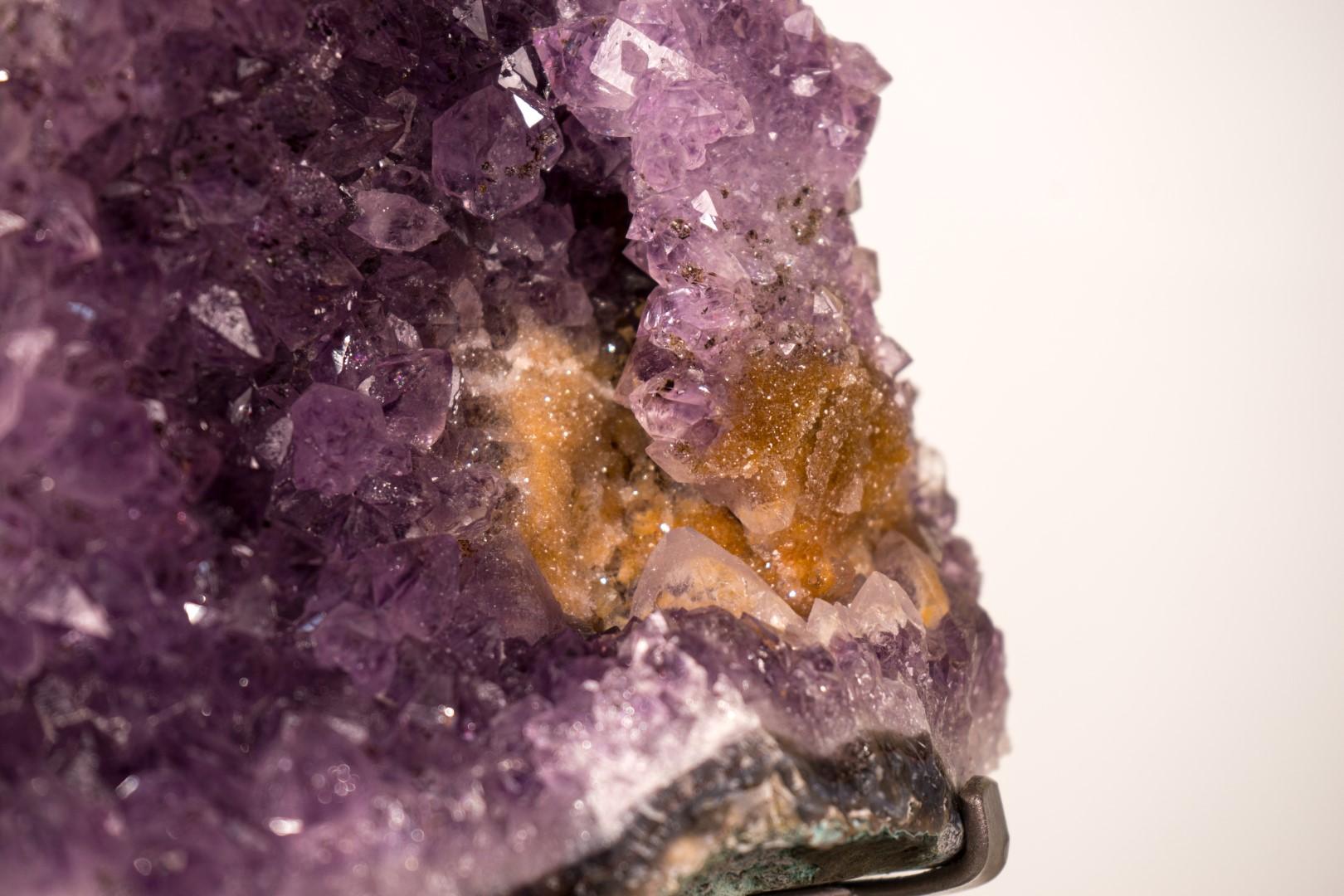 Cluster di ametista con rara placca di rosetta di ametista e goethite dorata in vendita 1